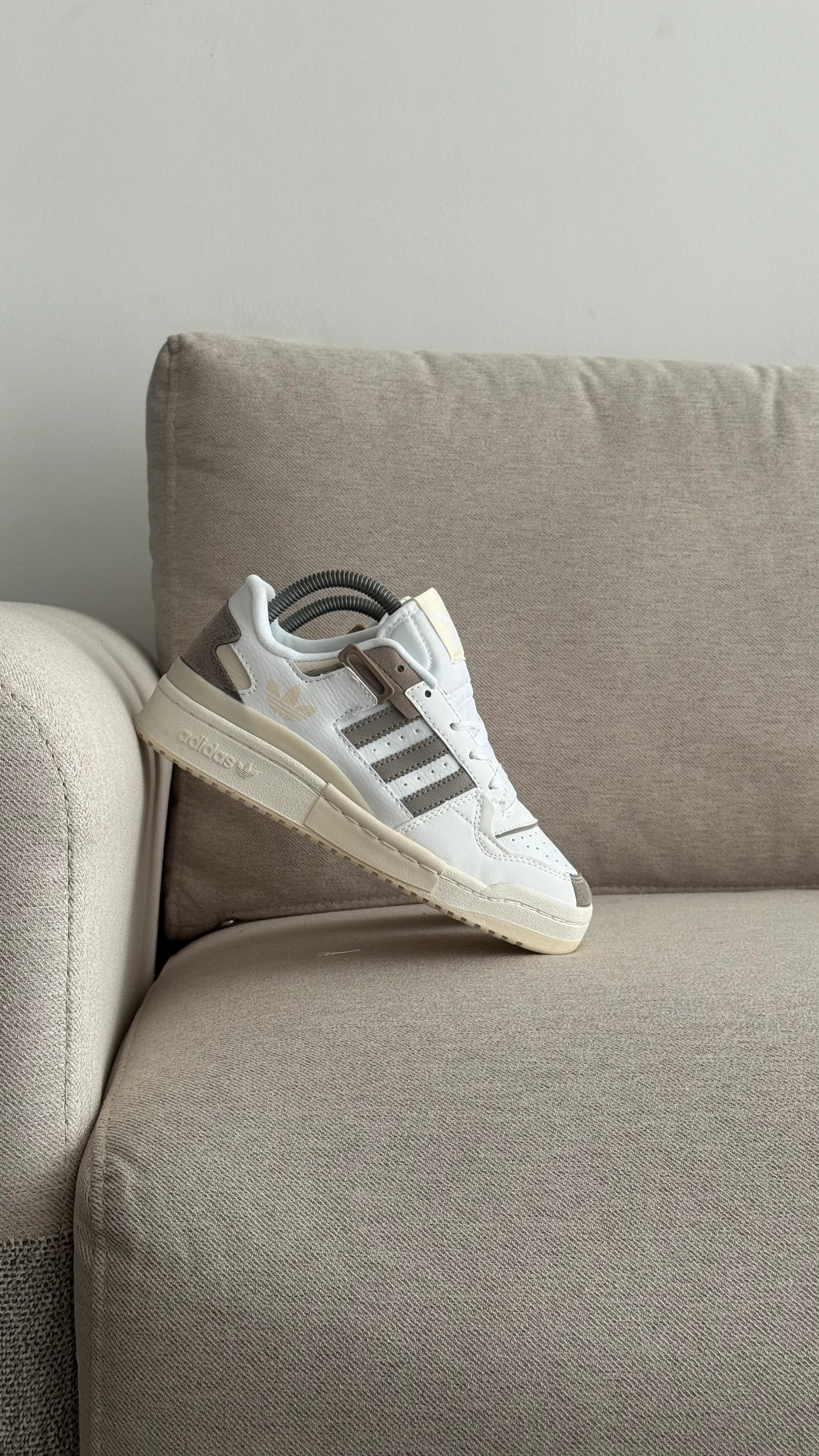 ADIDAS FORUM BLANCO GRIS PROMO - Image 3