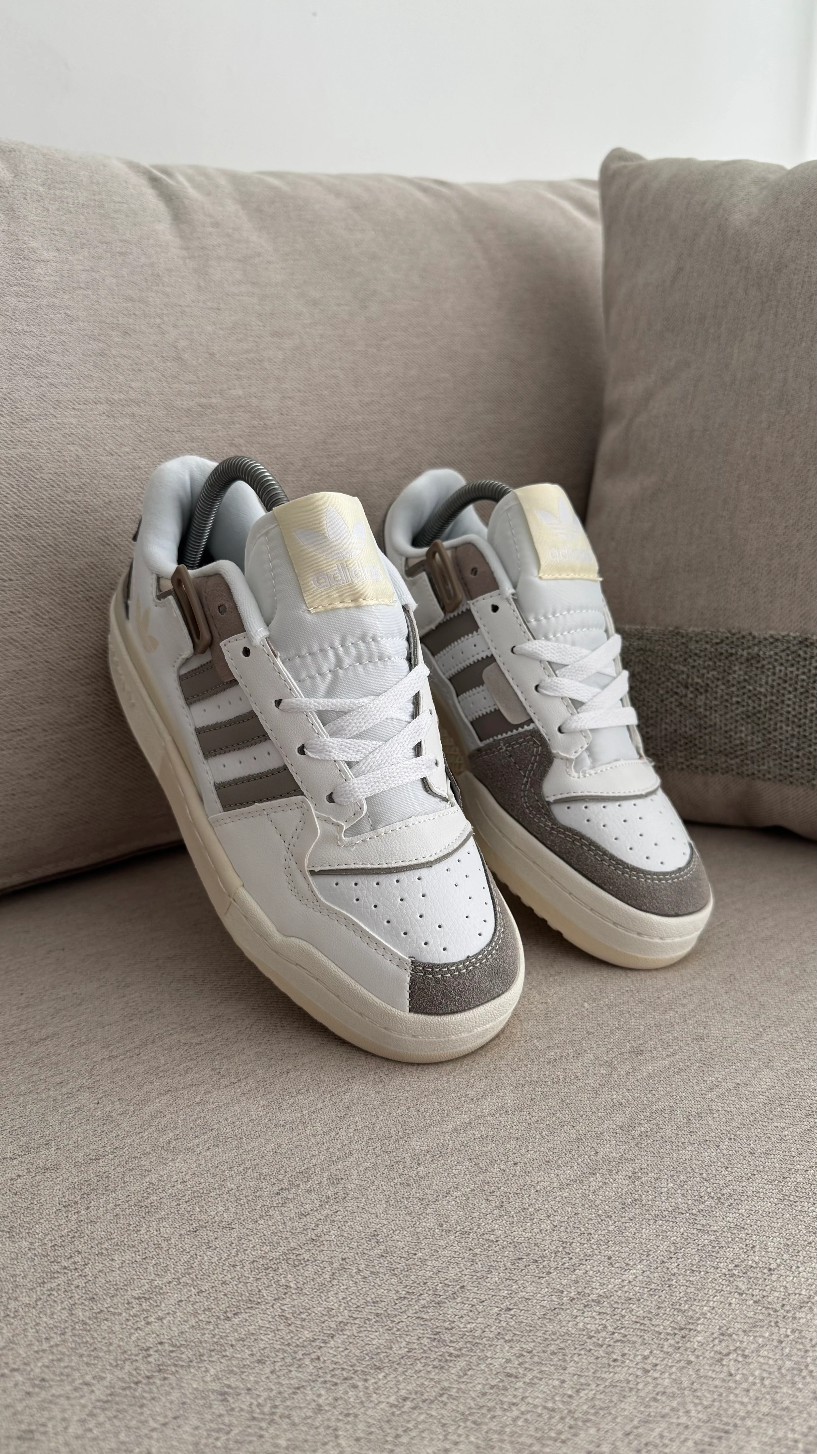 ADIDAS FORUM BLANCO GRIS PROMO - Image 4