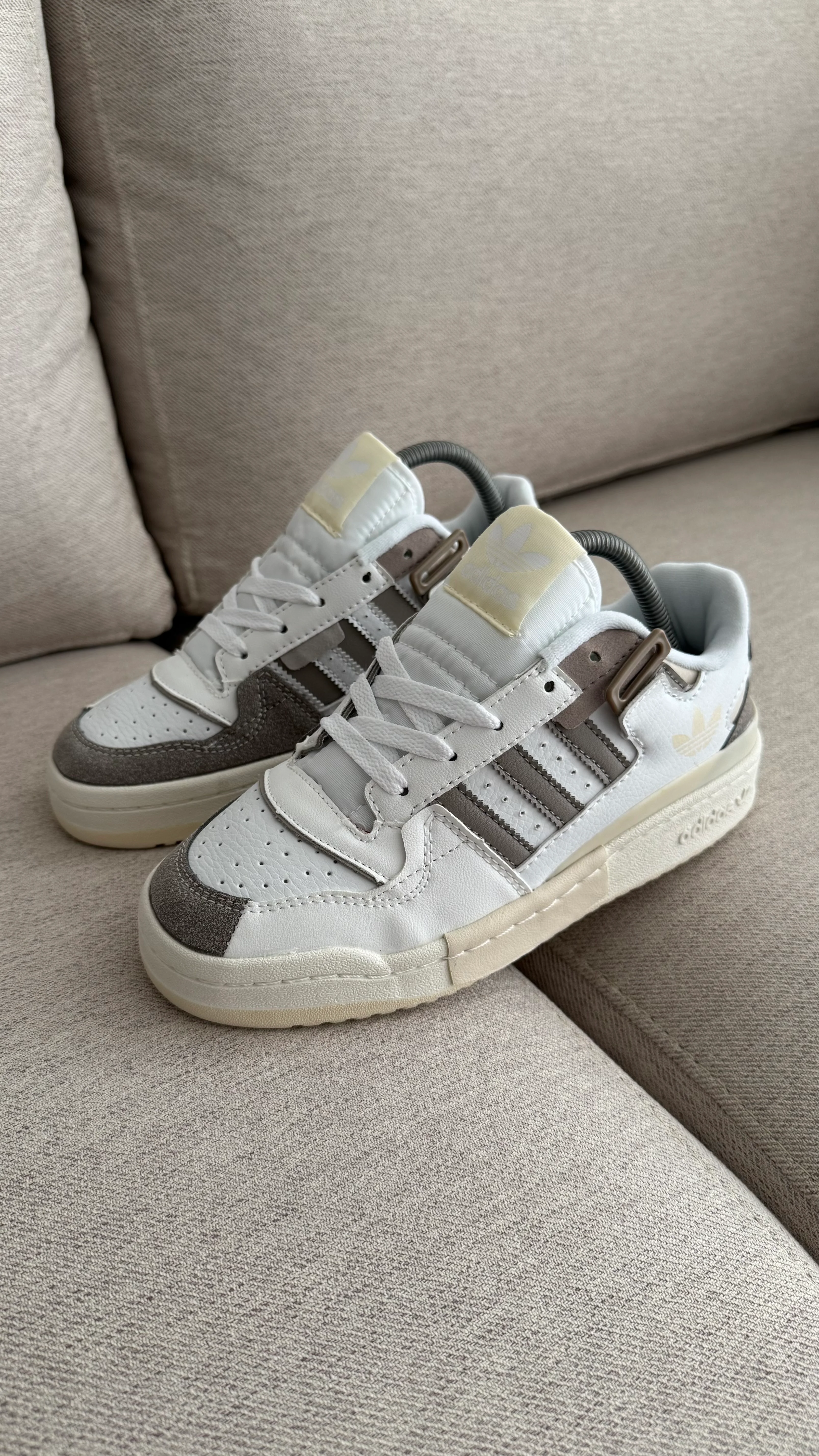 ADIDAS FORUM BLANCO GRIS PROMO - Image 5