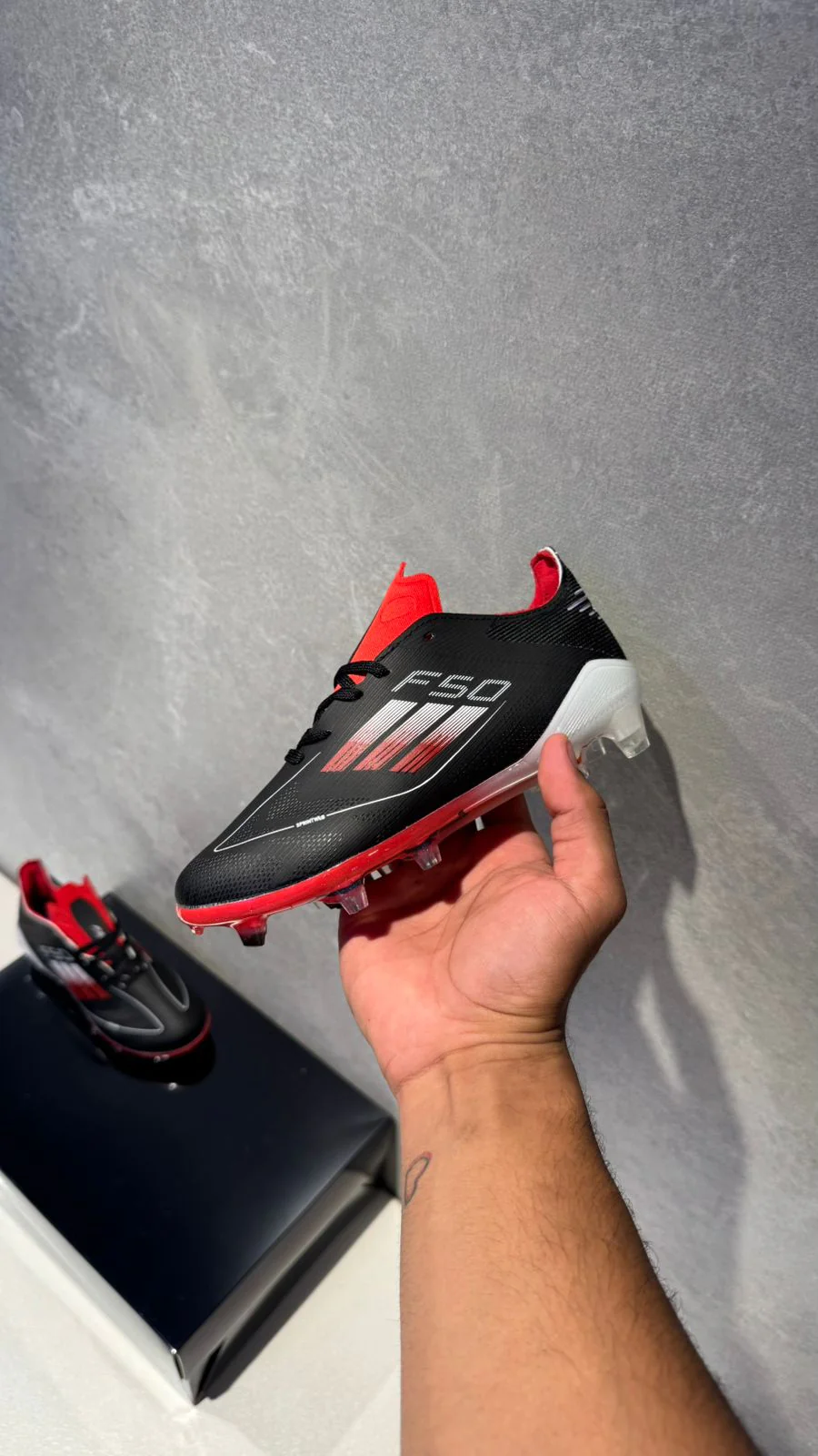 ADIDAS GUAYO F50 NIÑO NEGRO ROJO BLANCO - Image 7