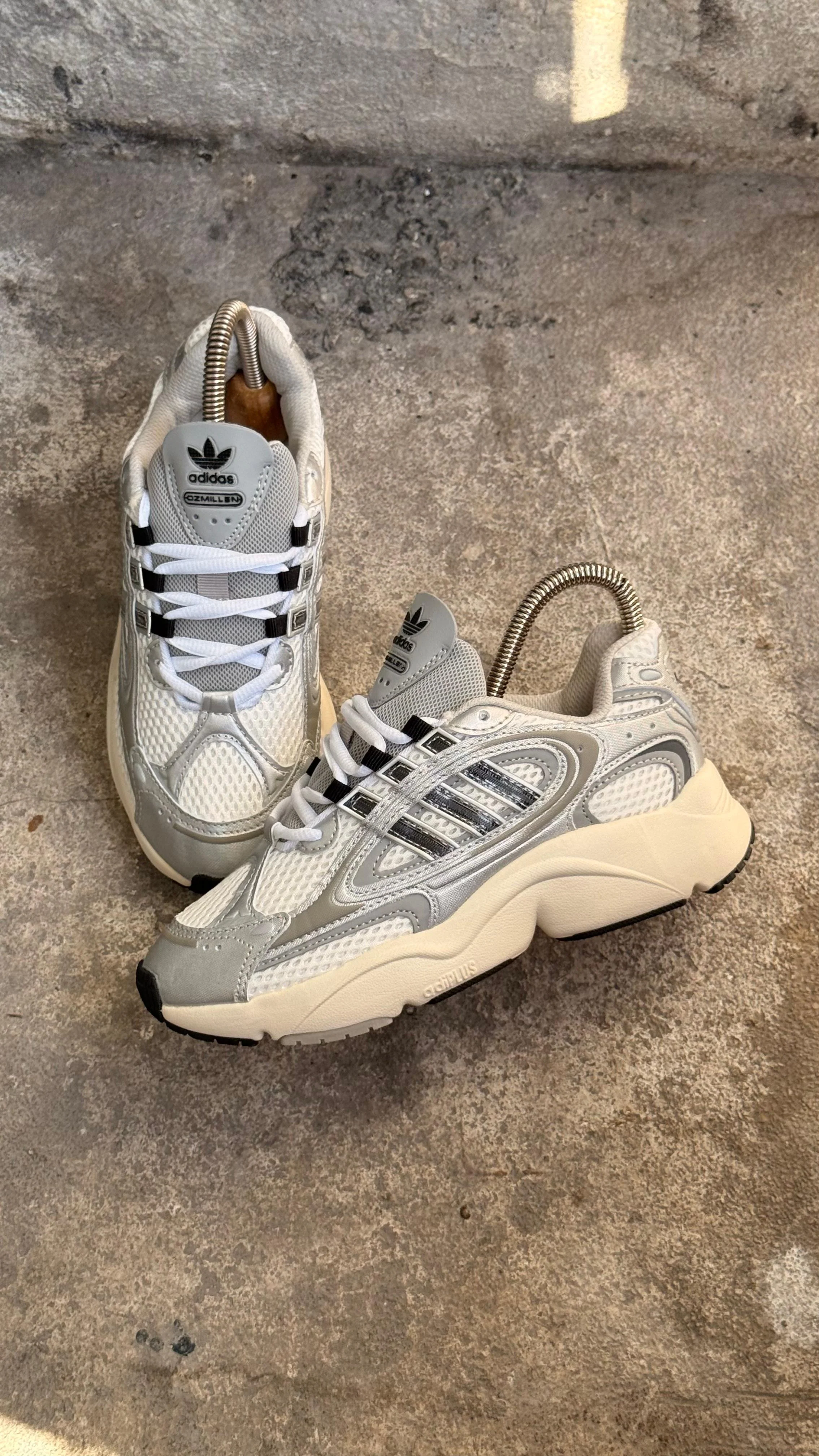 ADIDAS OZMILLEN GRIS NEGRO - Image 3