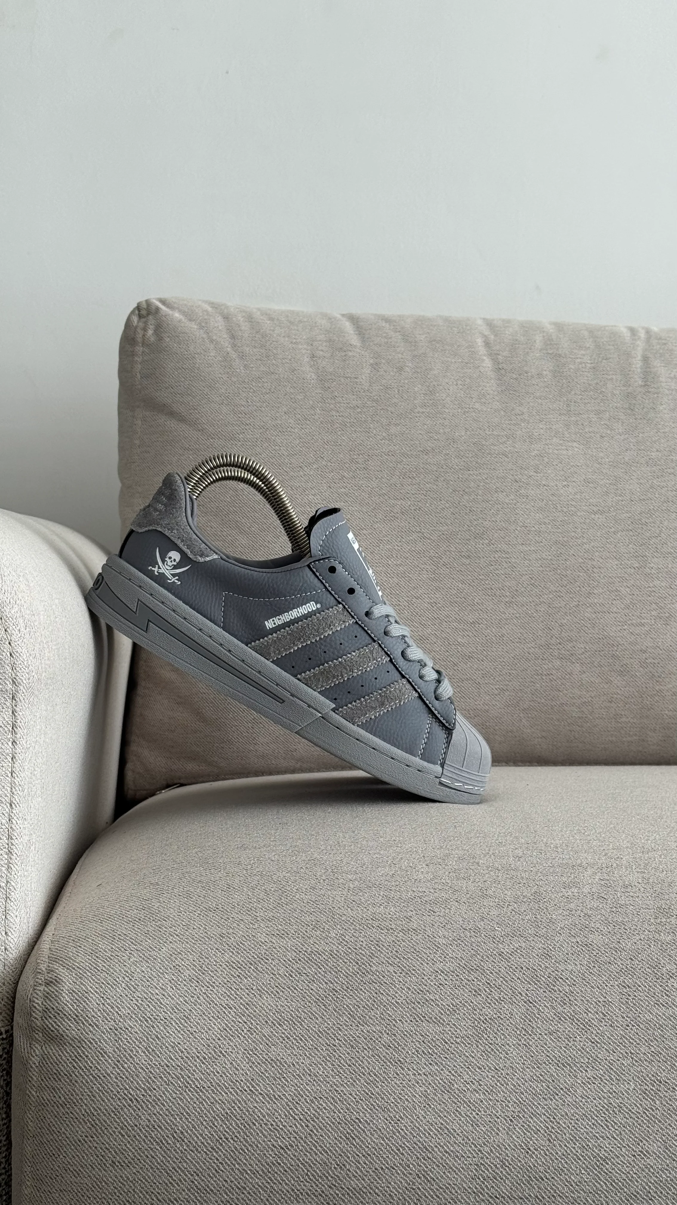 ADIDAS SUPER STAR NEIGHBORHOOD  GRIS OSCURO - Image 2