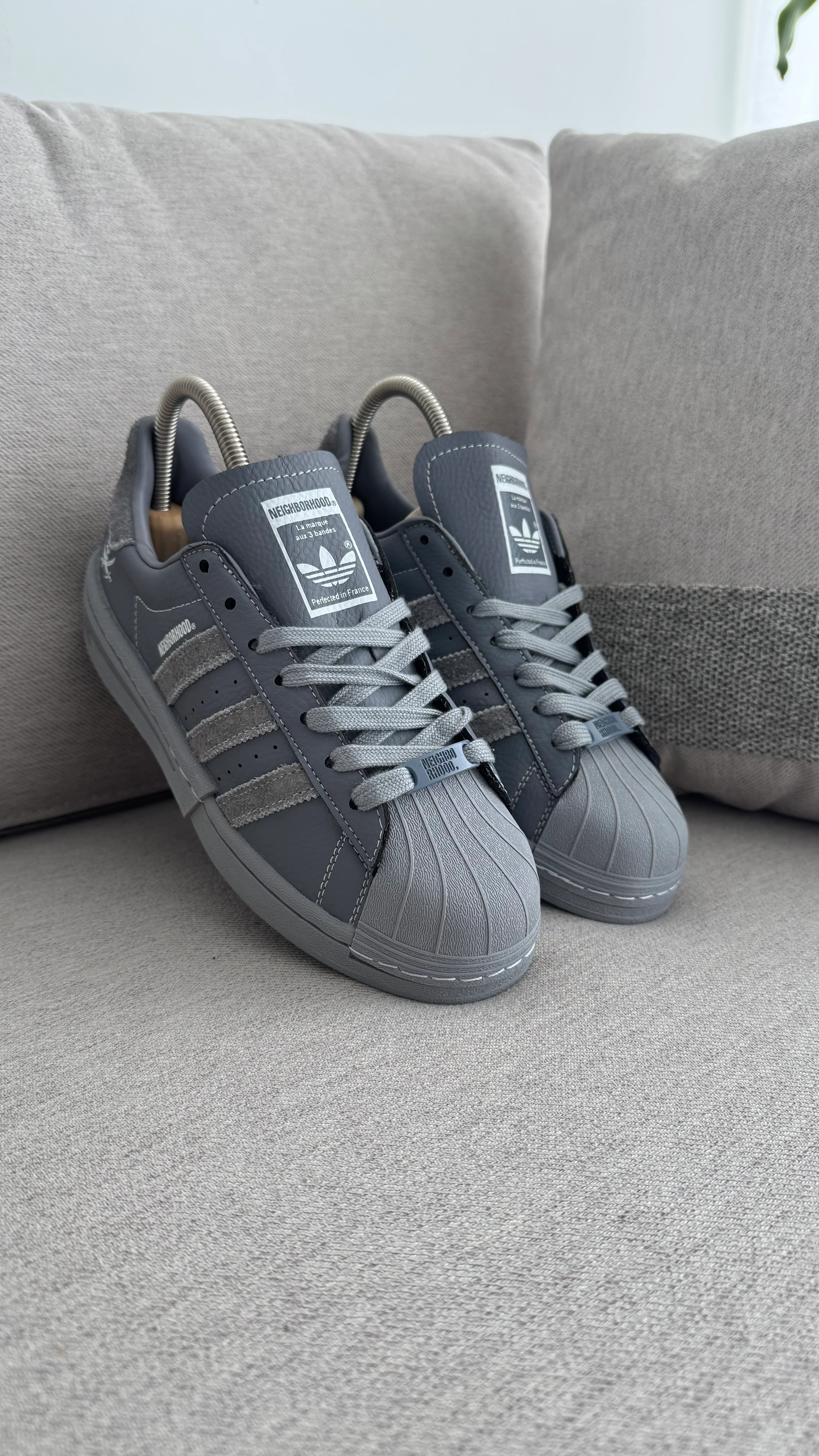 ADIDAS SUPER STAR NEIGHBORHOOD  GRIS OSCURO - Image 3