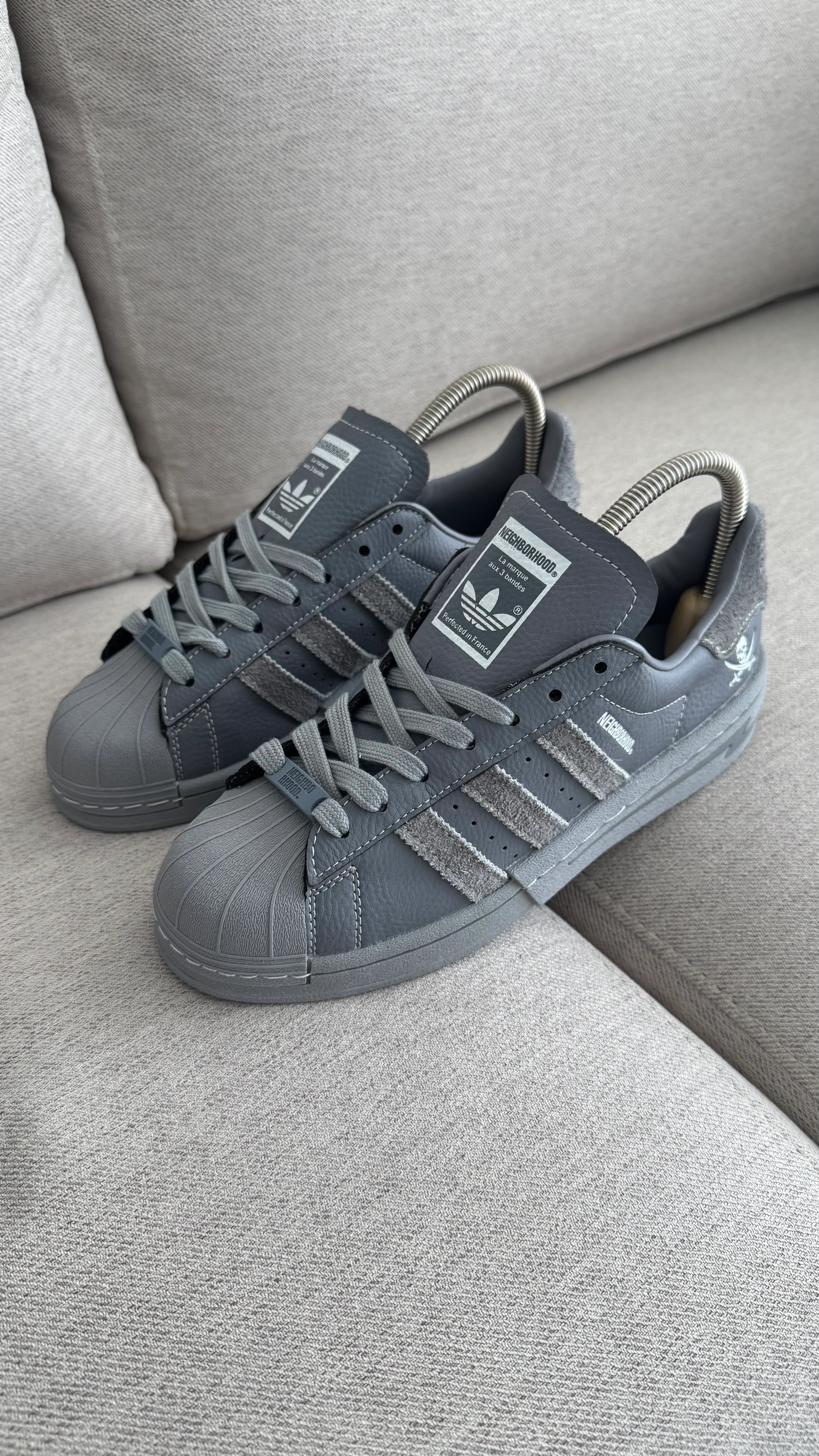ADIDAS SUPER STAR NEIGHBORHOOD  GRIS OSCURO - Image 4