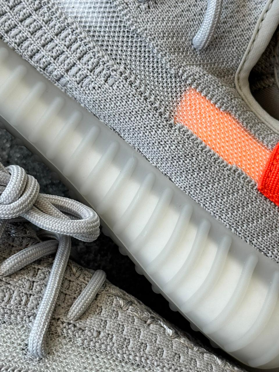 ADIDAS YEEZY 350 GRIS NARANJA - Image 2