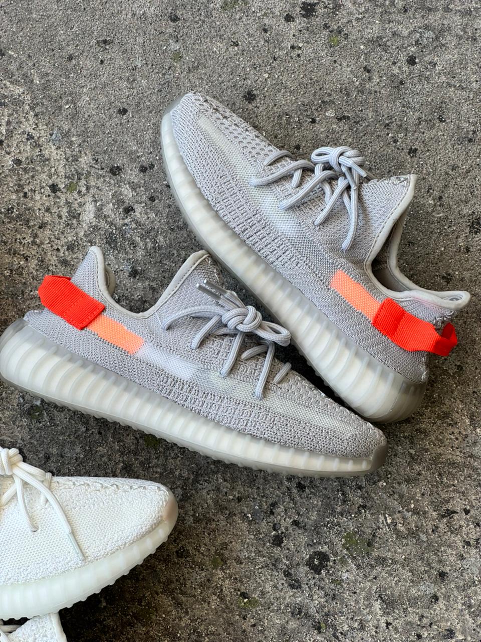 ADIDAS YEEZY 350 GRIS NARANJA - Image 3