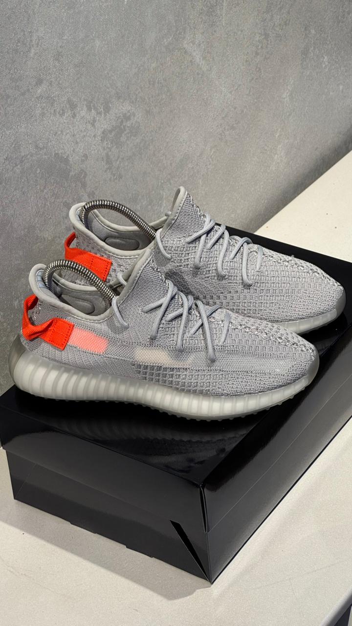 ADIDAS YEEZY 350 GRIS NARANJA - Image 4