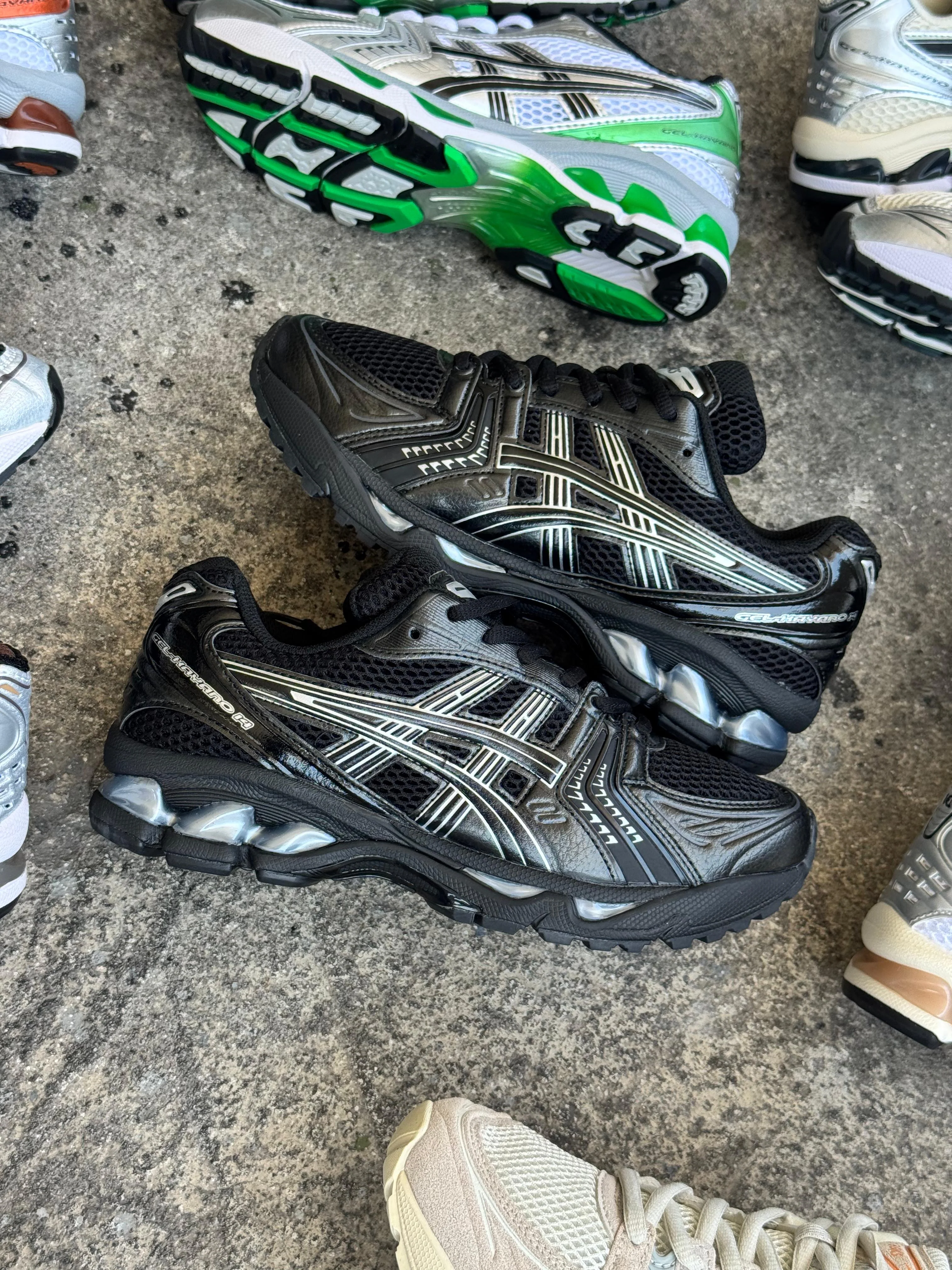 ASICS NEGRO LINEA BLANCA