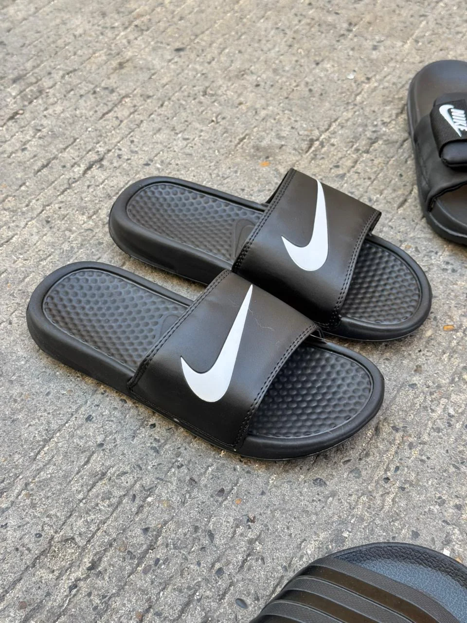 CHANCLA NIKE CLASICA NEGRA