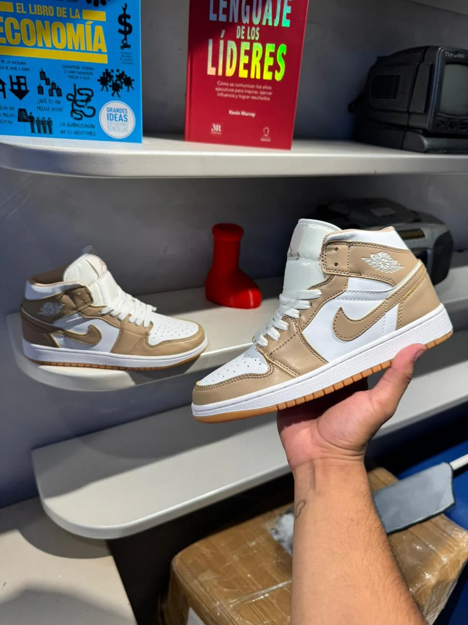 JORDAN RETRO 1 HIGH BLANCO PASTEL - Image 8
