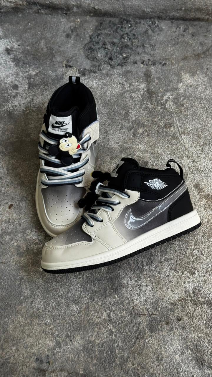 JORDAN RETRO 1 NEGRA BLANCA NIÑO - Image 3