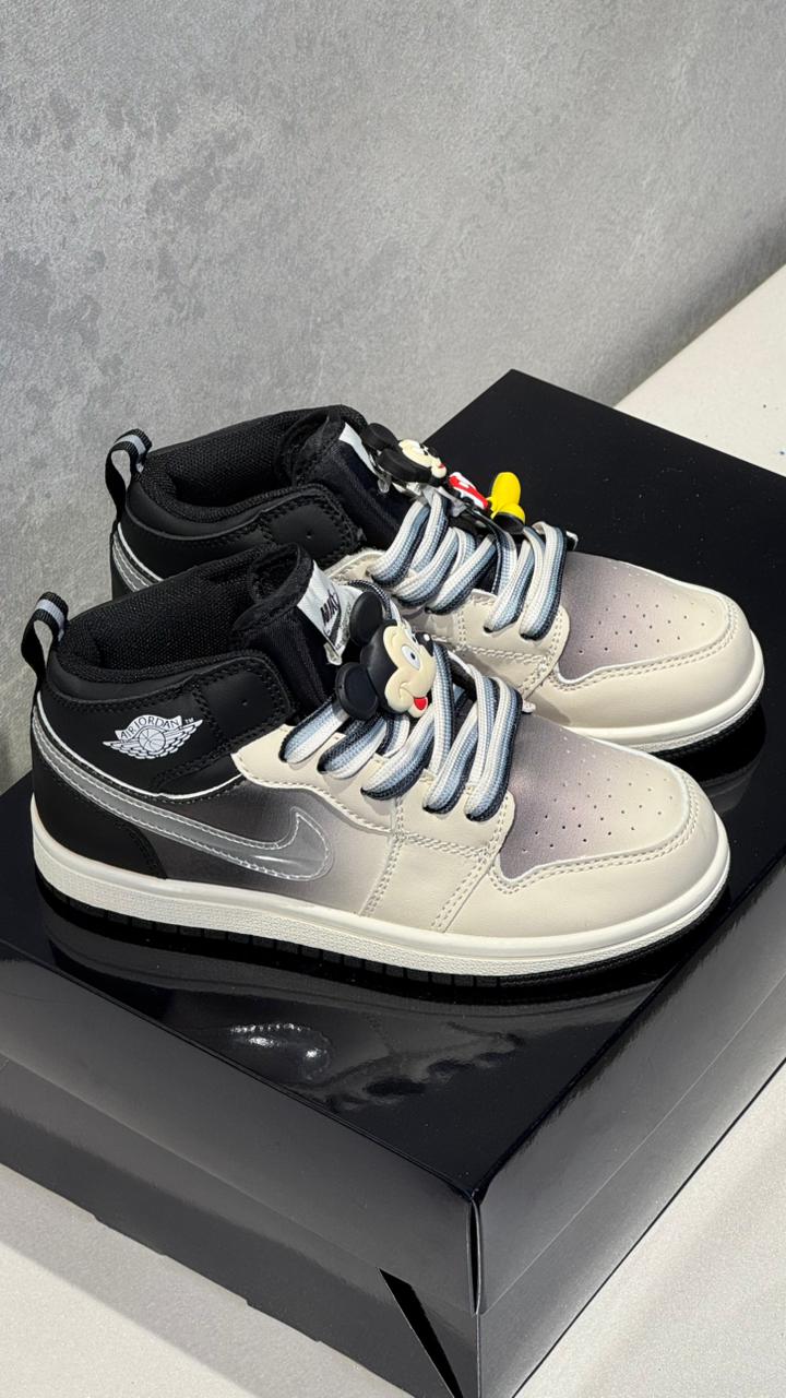 JORDAN RETRO 1 NEGRA BLANCA NIÑO - Image 4