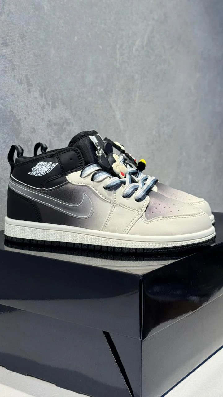 JORDAN RETRO 1 NEGRA BLANCA NIÑO - Image 5