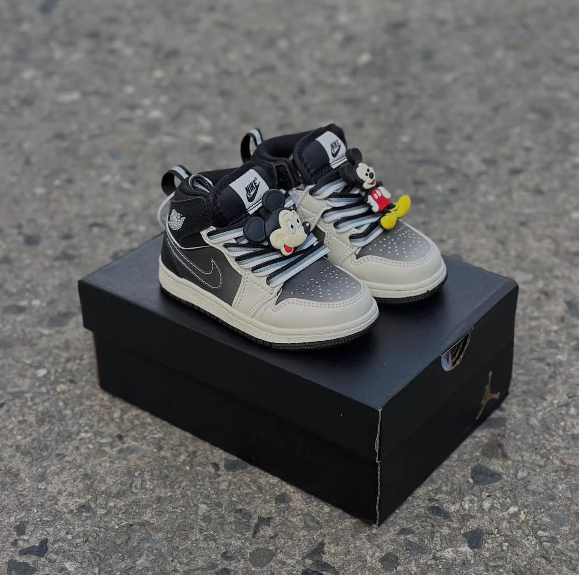 JORDAN RETRO 1 NEGRA BLANCA NIÑO - Image 7