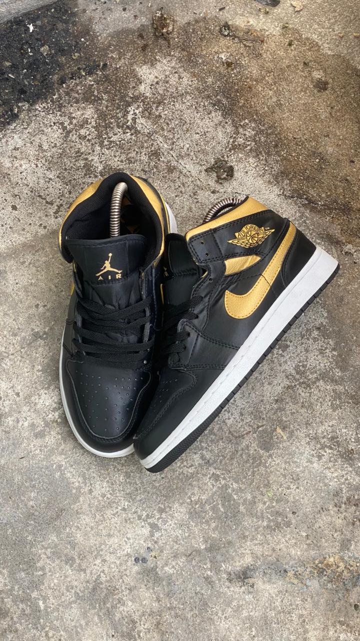 JORDAN RETRO 1 NEGRO DORADO - Image 2