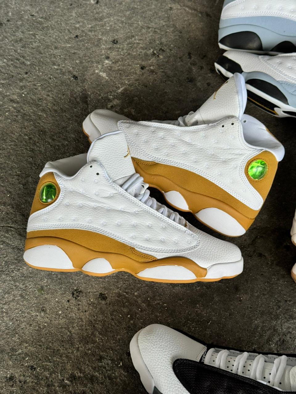 JORDAN RETRO 13 BLANCA DORADA - Image 2
