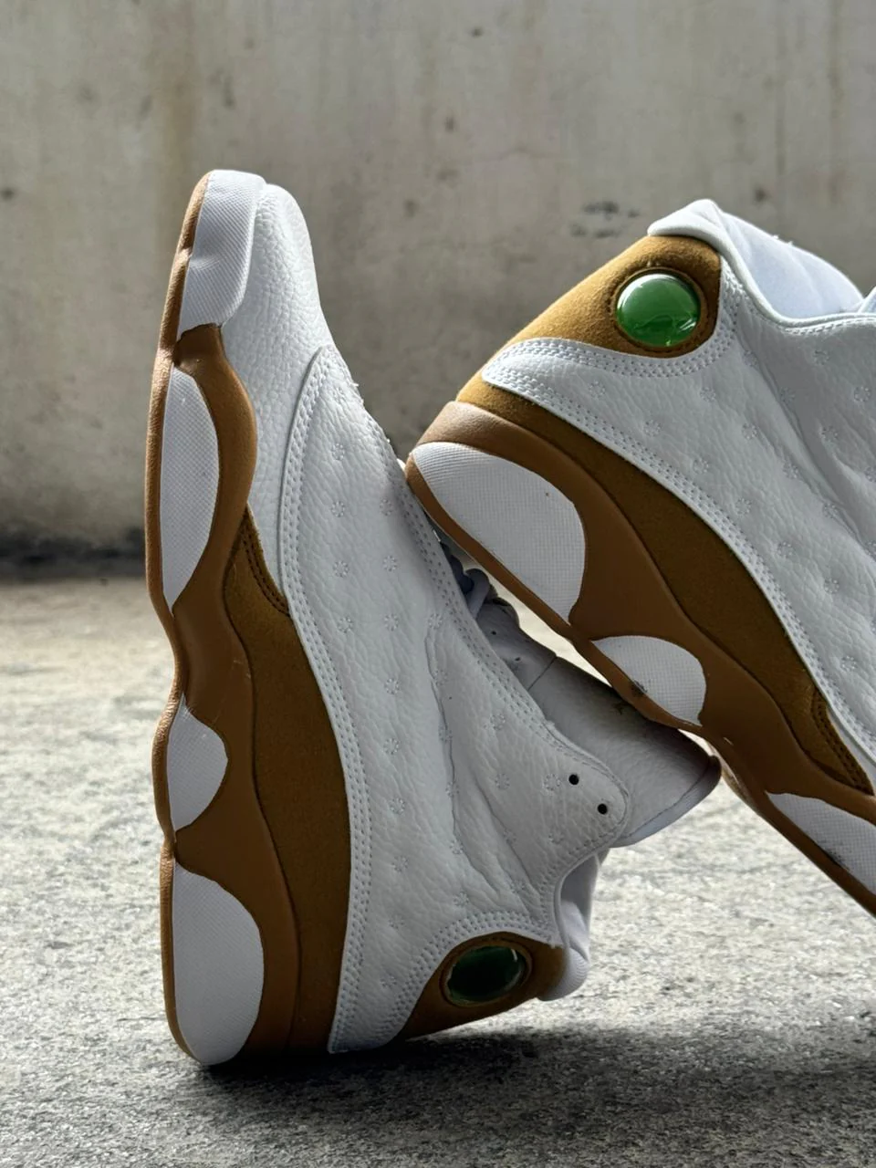 JORDAN RETRO 13 BLANCA DORADA - Image 4