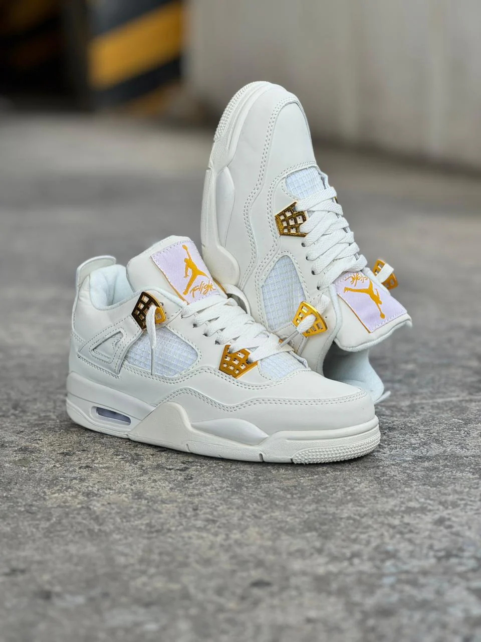 JORDAN RETRO 4 BLANCA DORADA