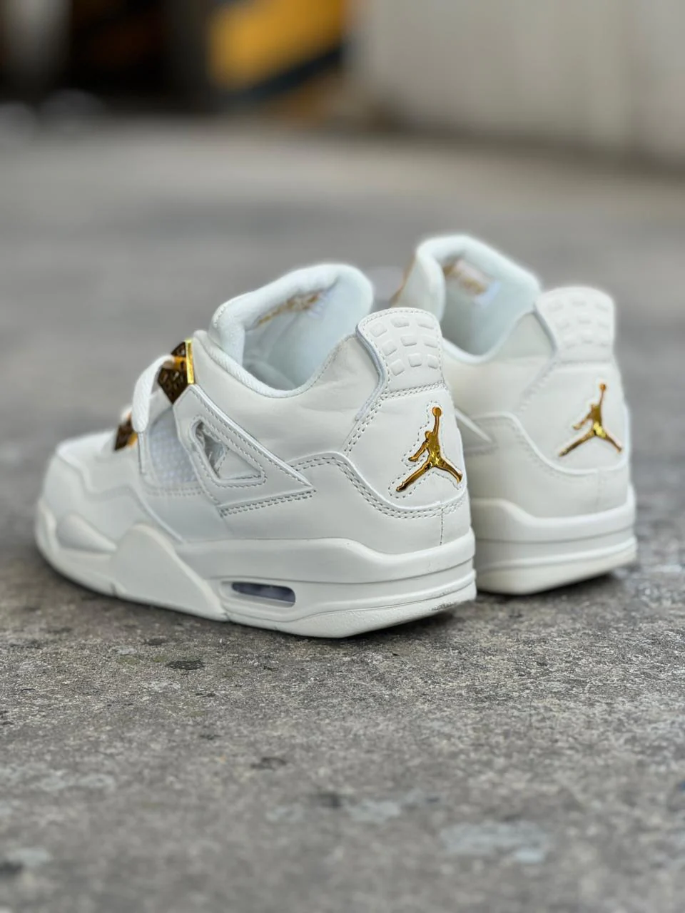 JORDAN RETRO 4 BLANCA DORADA - Image 2