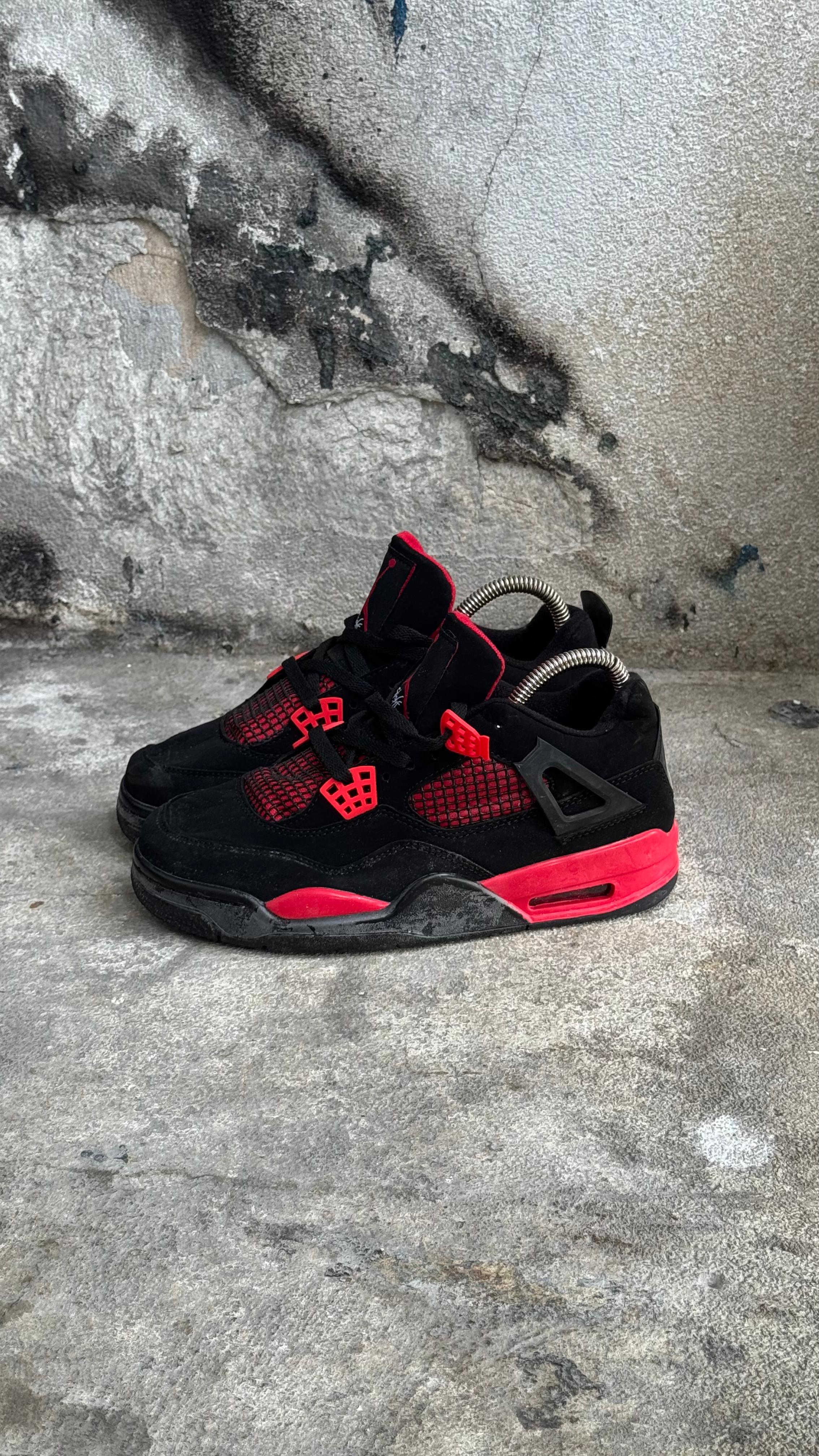 JORDAN RETRO 4 NEGRA ROJA PROMO