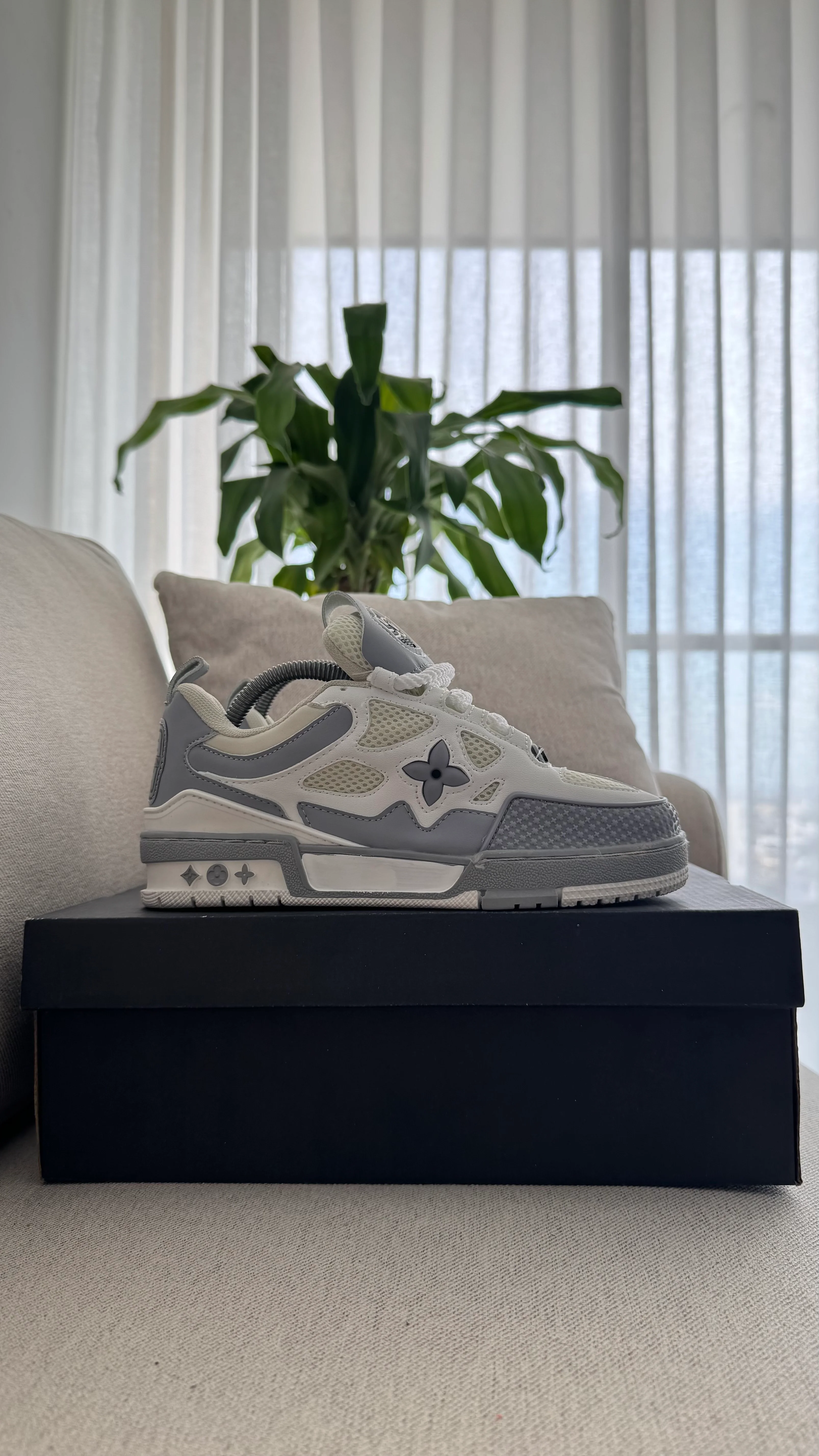 LOUIS VUITTON GRIS BLANCO - Image 3