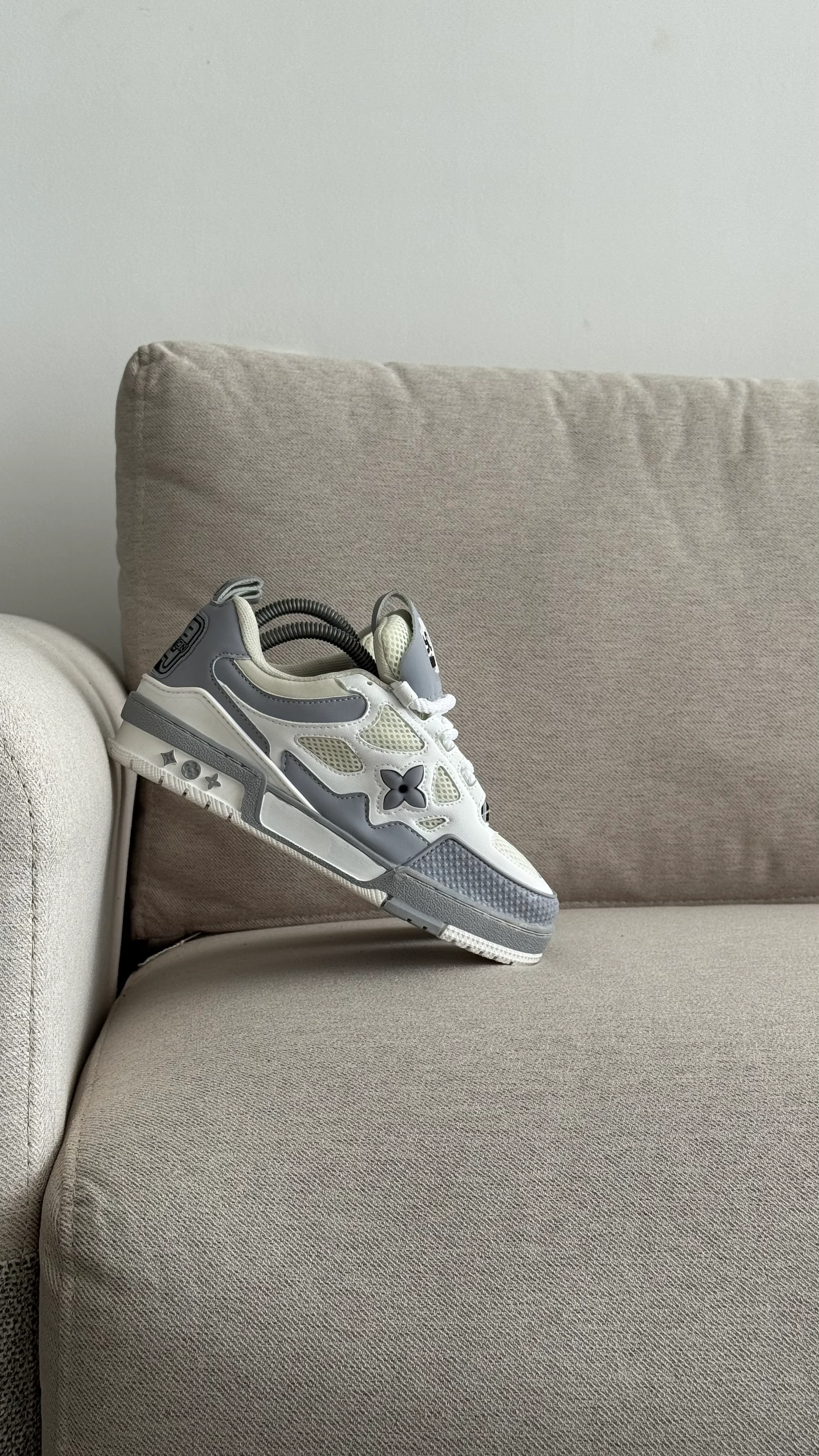 LOUIS VUITTON GRIS BLANCO - Image 4