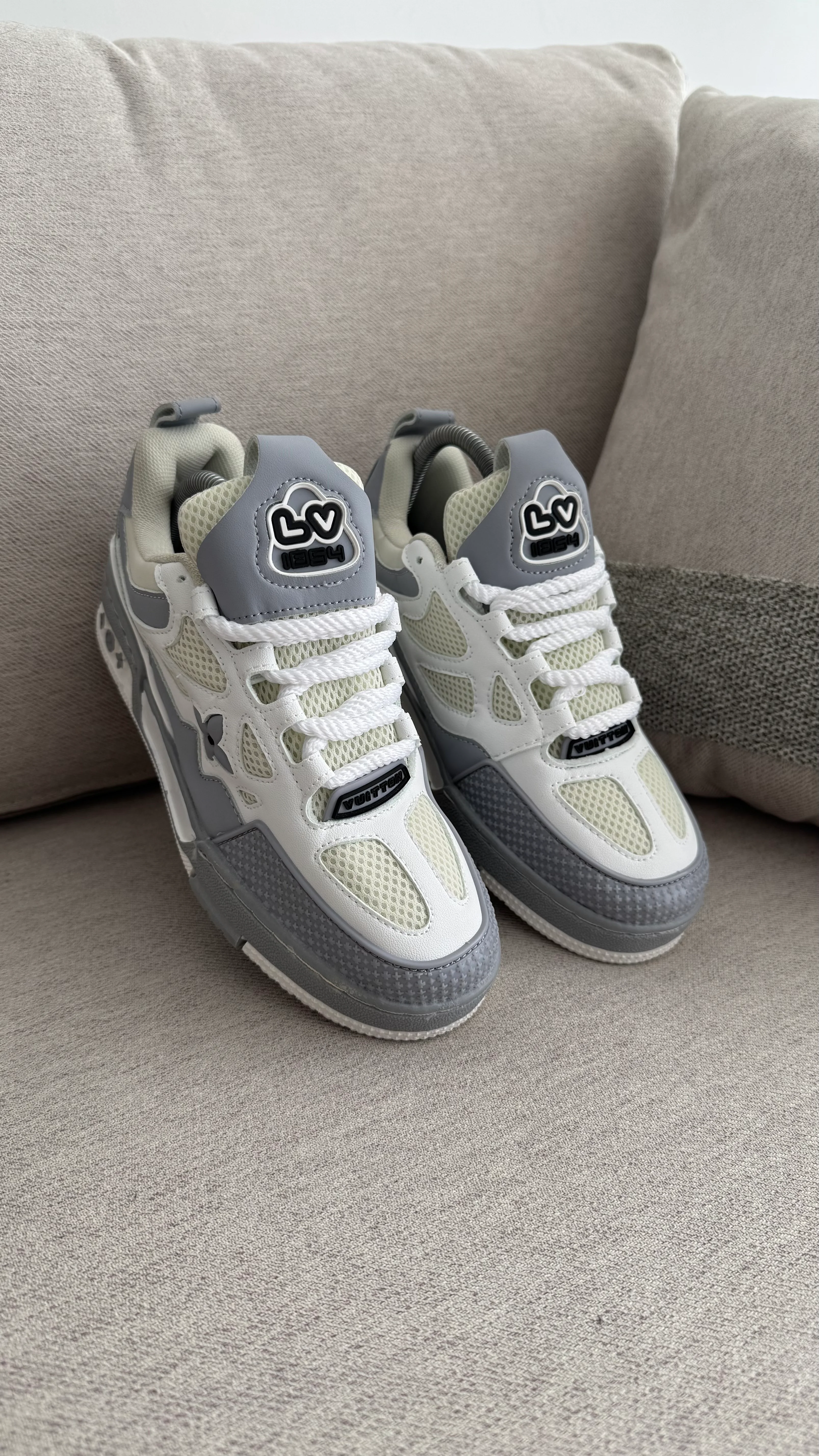LOUIS VUITTON GRIS BLANCO - Image 5