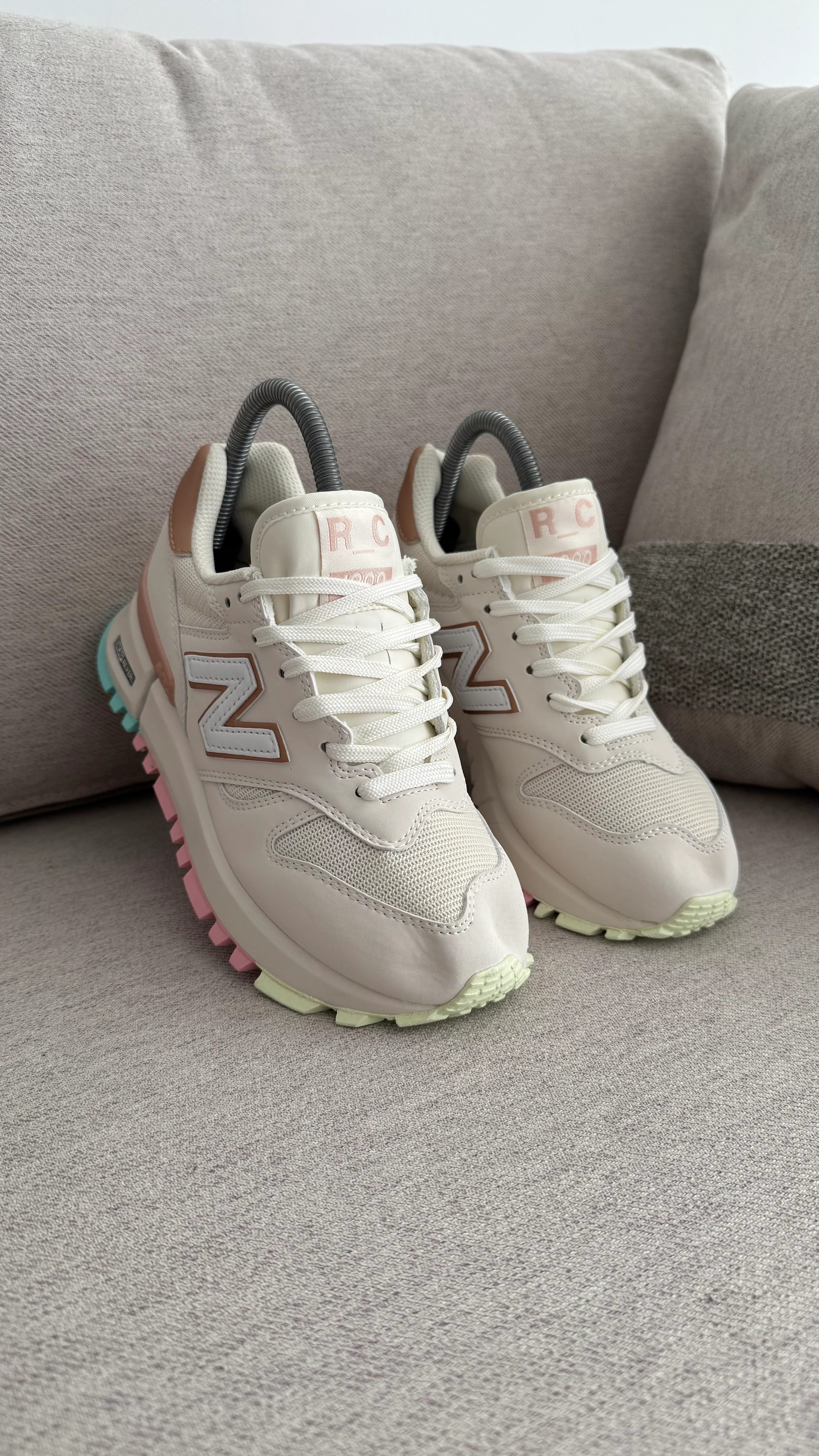 NEW BALANCE 1300 BLANCO DORADO - Image 10