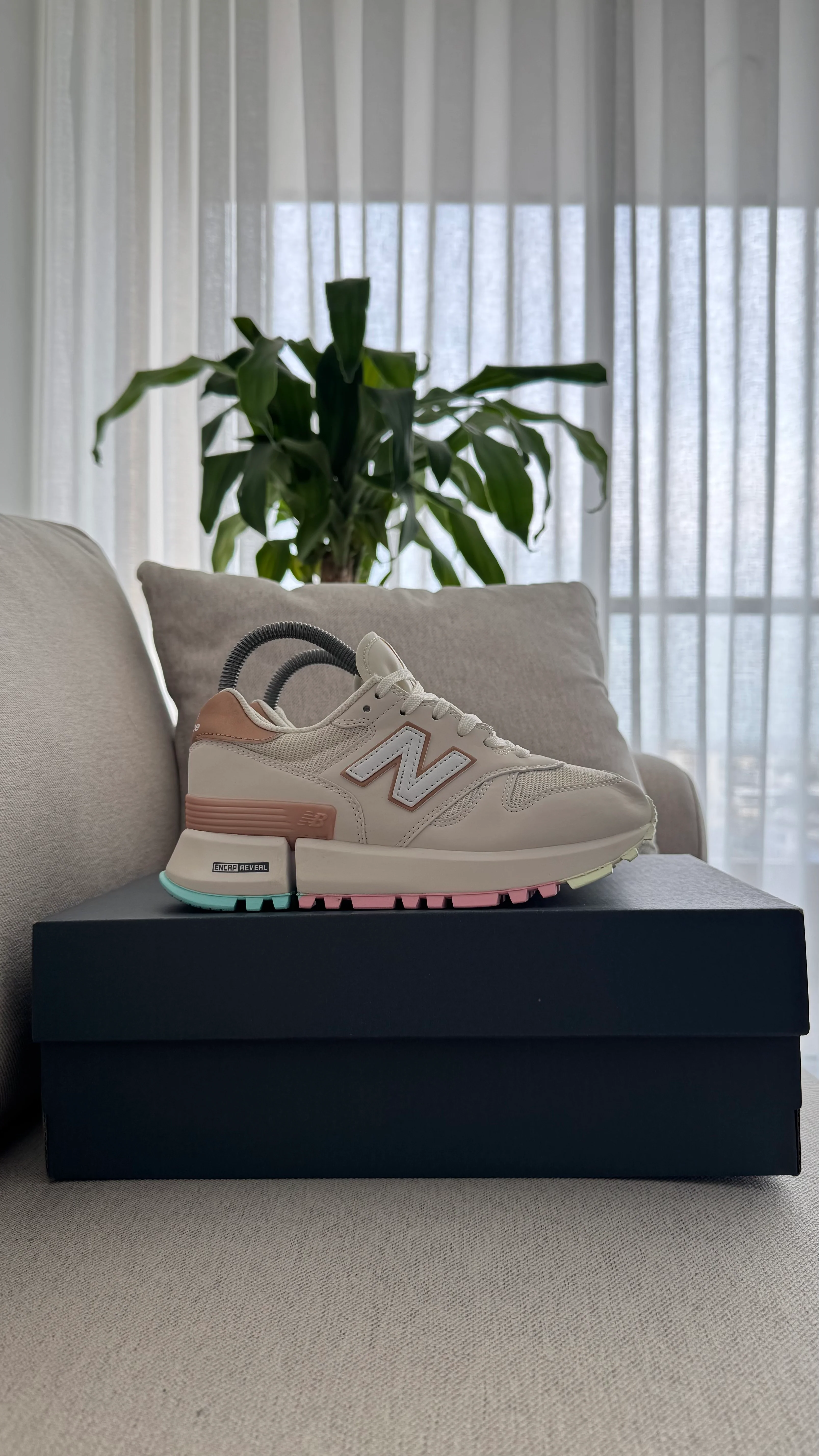 NEW BALANCE 1300 BLANCO DORADO - Image 8