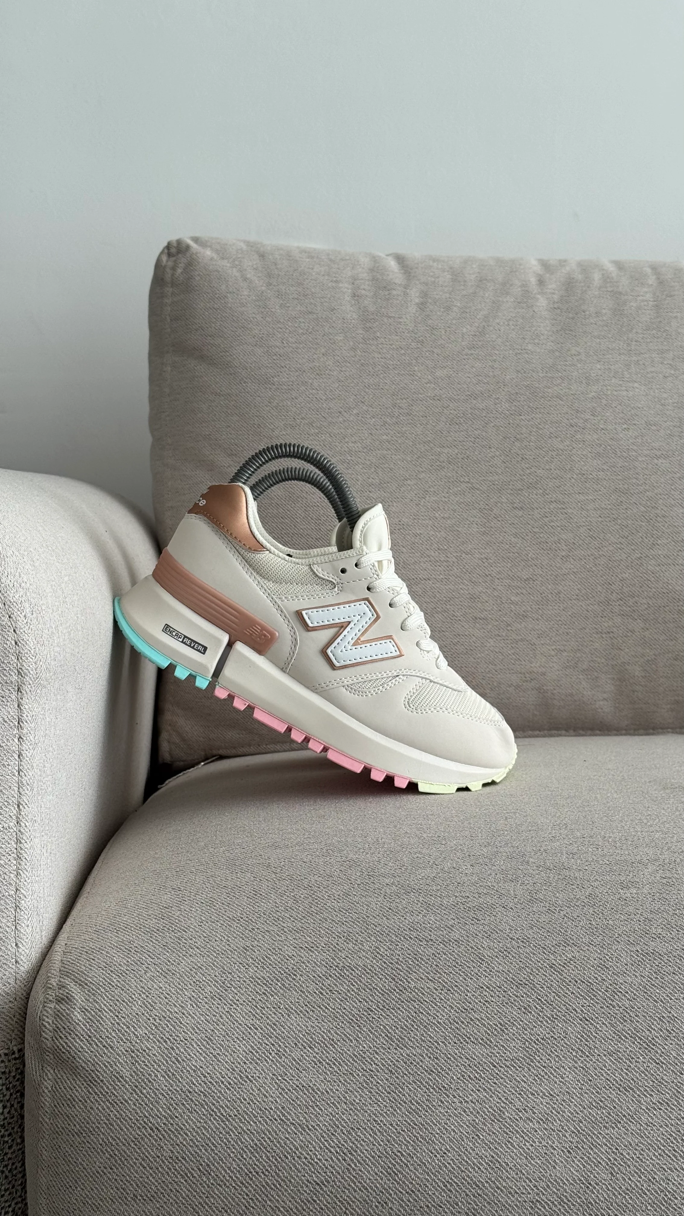 NEW BALANCE 1300 BLANCO DORADO - Image 9