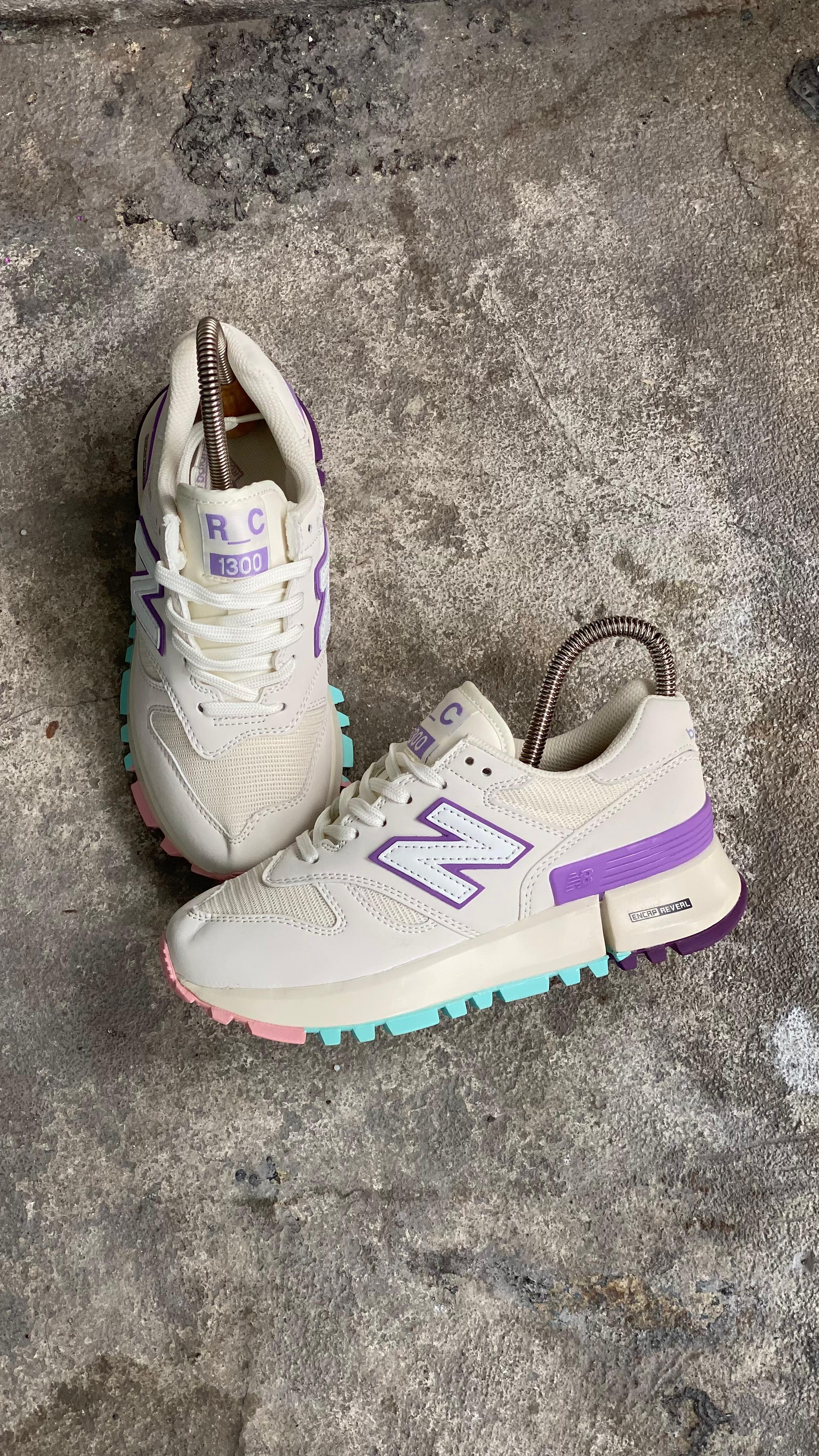 NEW BALANCE 1300 BLANCO MORADO - Image 3