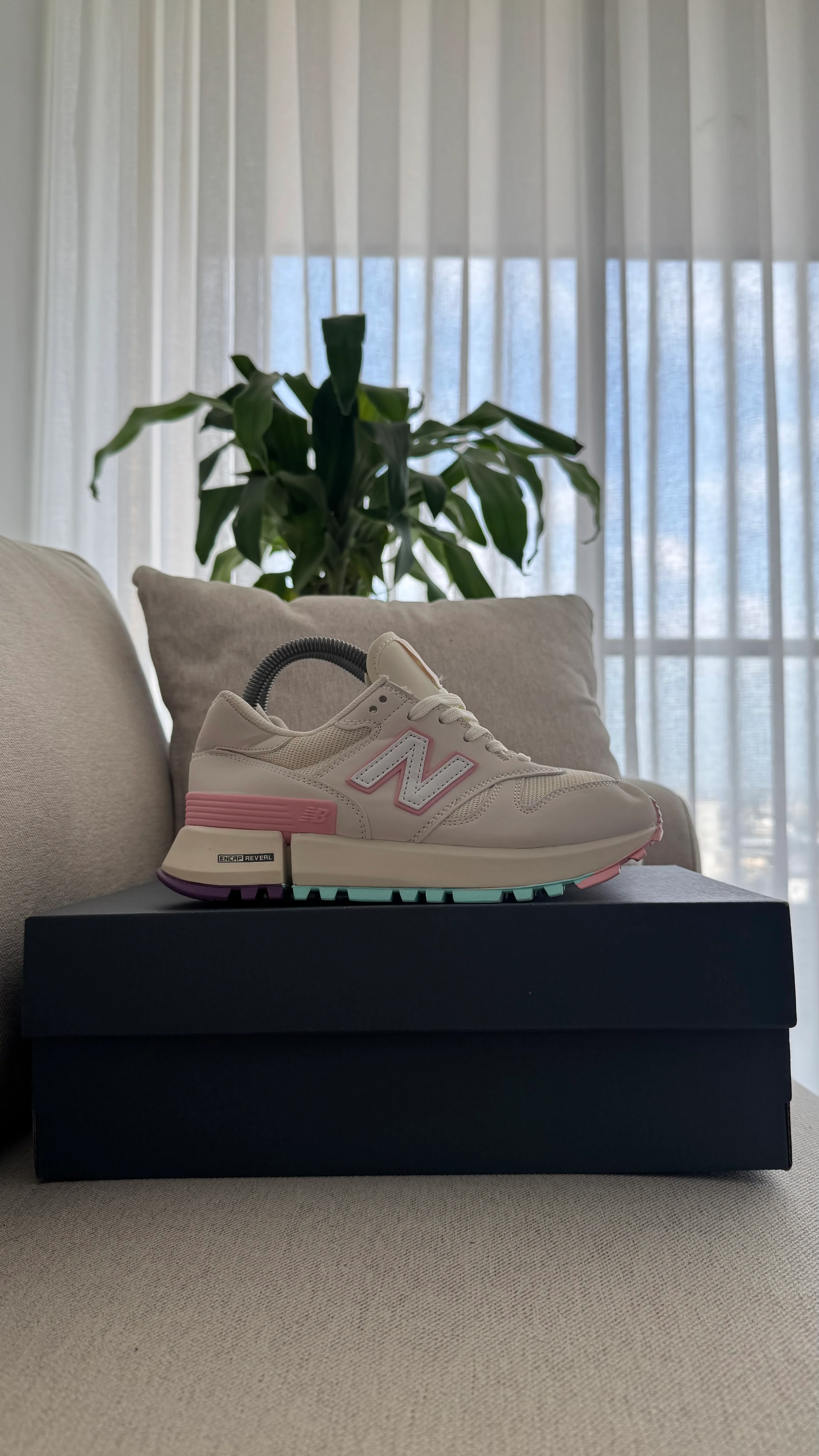 NEW BALANCE 1300 BLANCO ROSADO - Image 7
