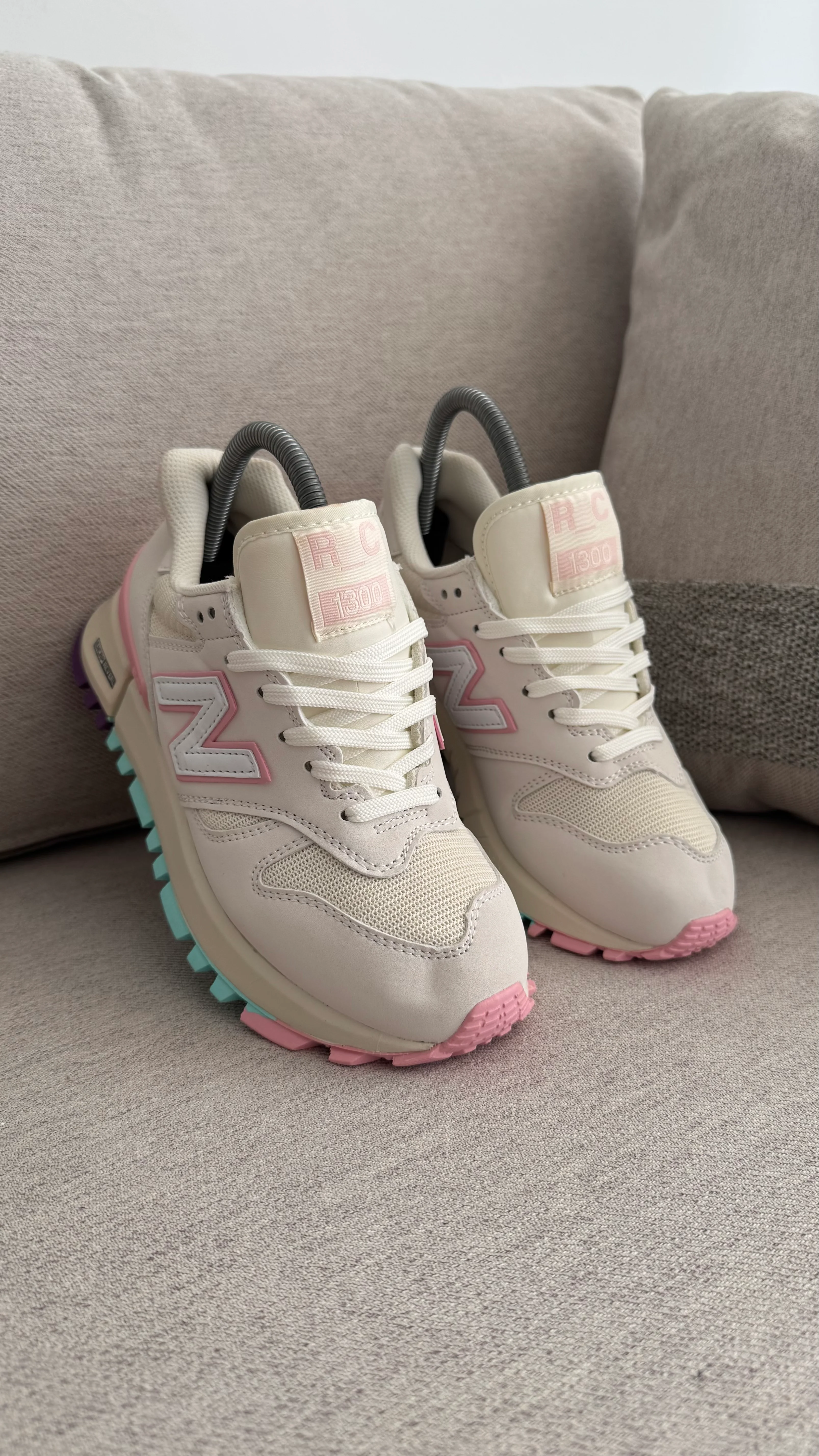 NEW BALANCE 1300 BLANCO ROSADO - Image 9