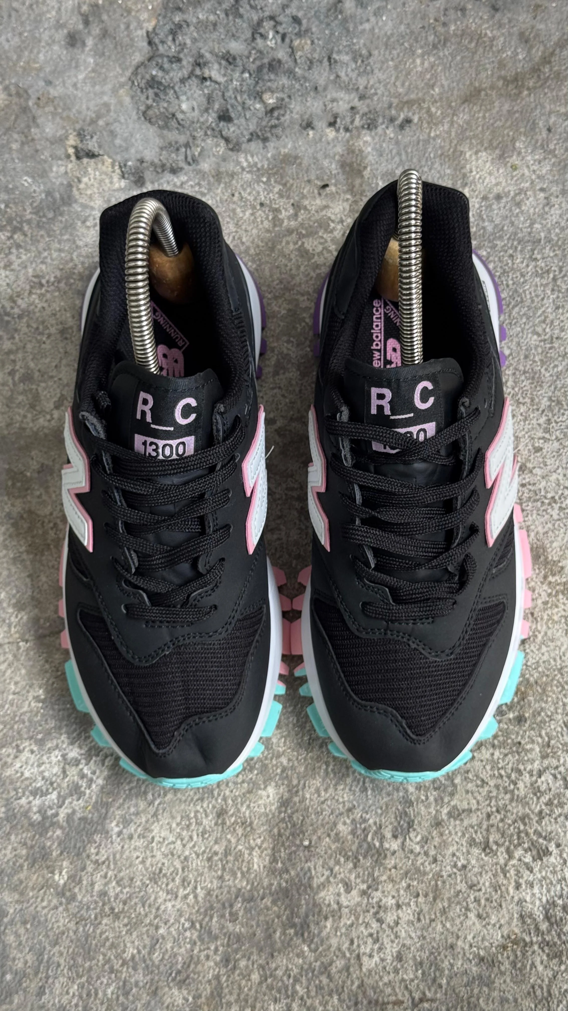 NEW BALANCE 1300 PASTEL NEGRO - Image 2