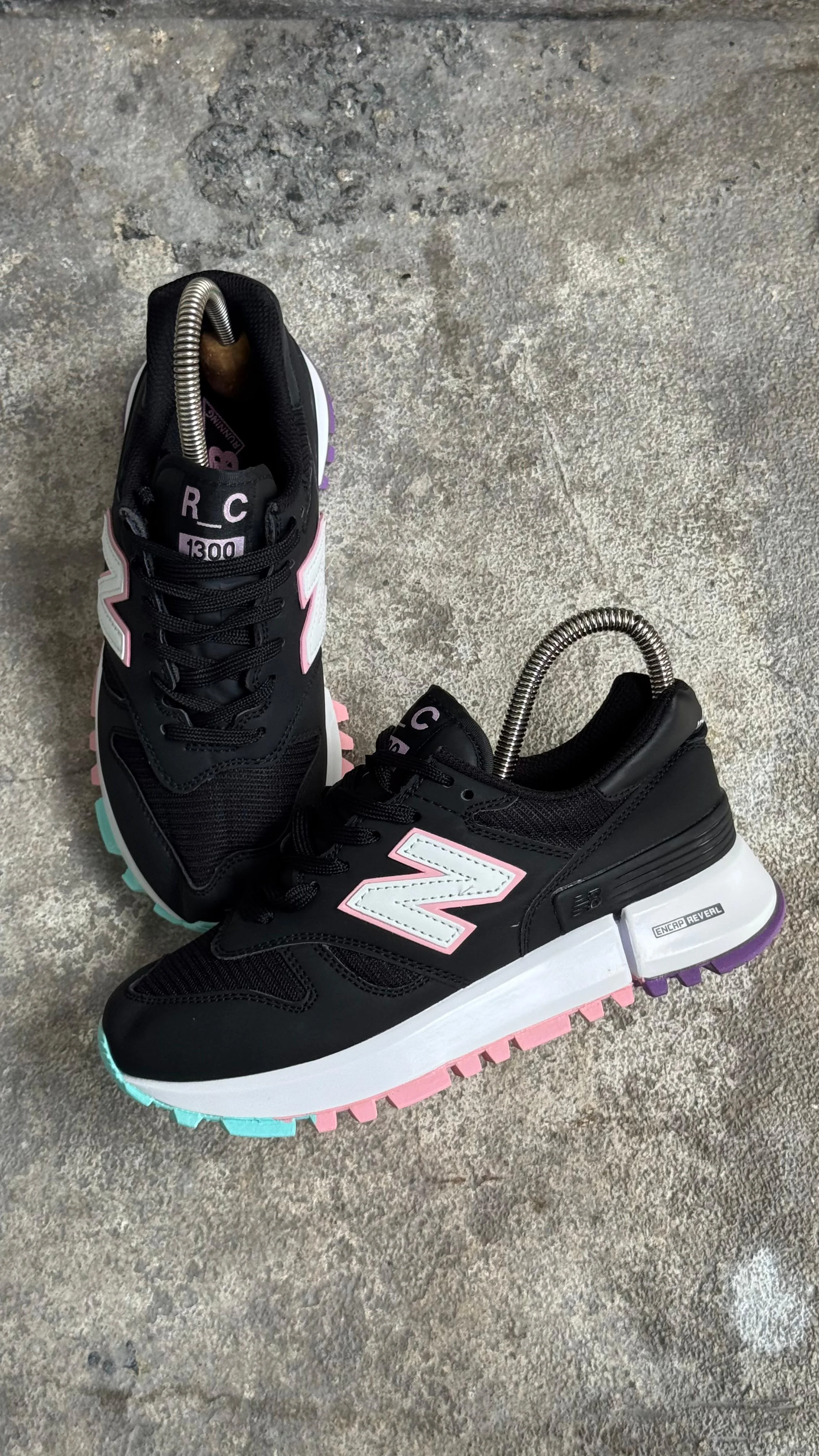 NEW BALANCE 1300 PASTEL NEGRO - Image 3