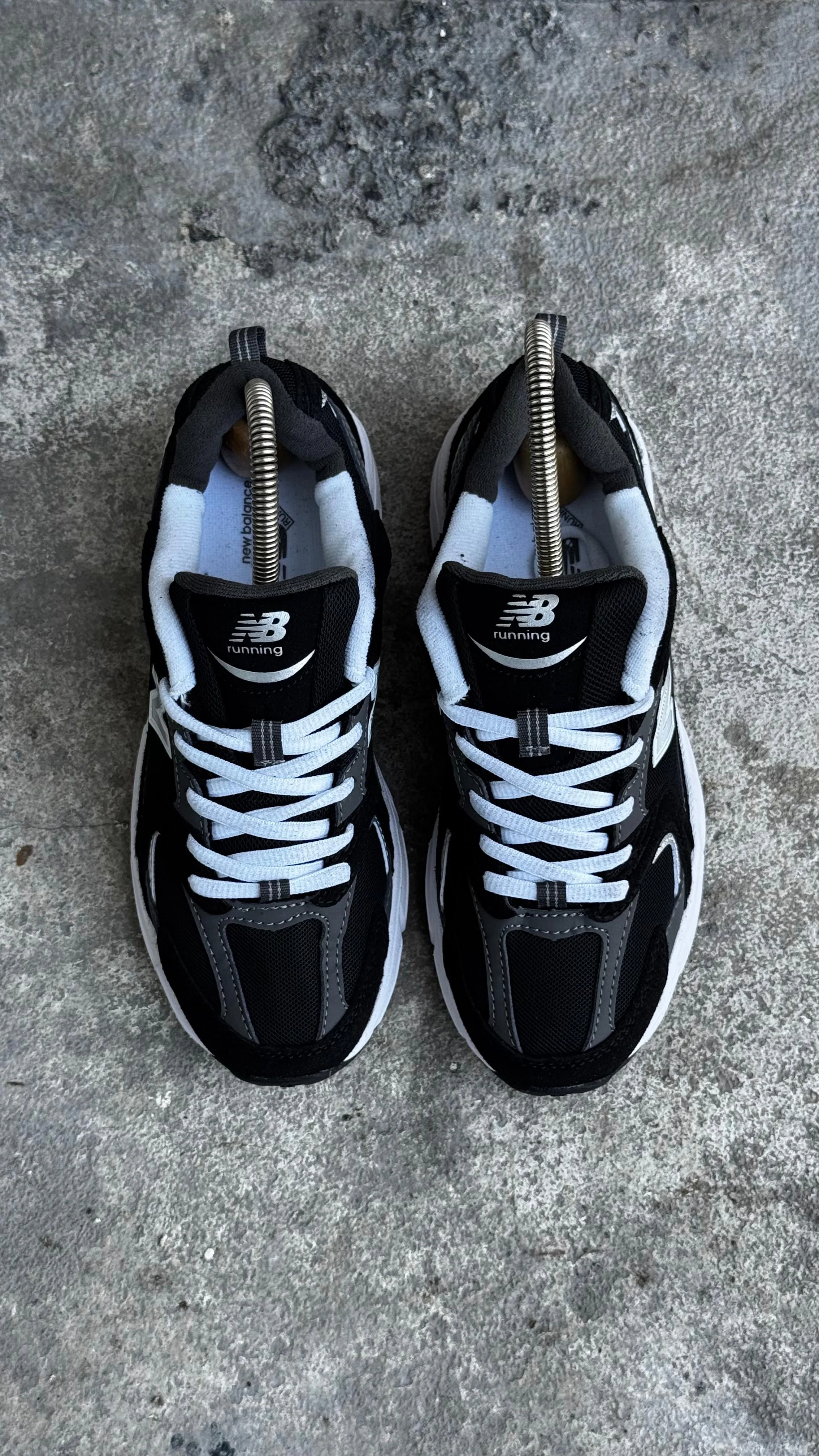NEW BALANCE 530 NEGRO BLANCO - Image 2