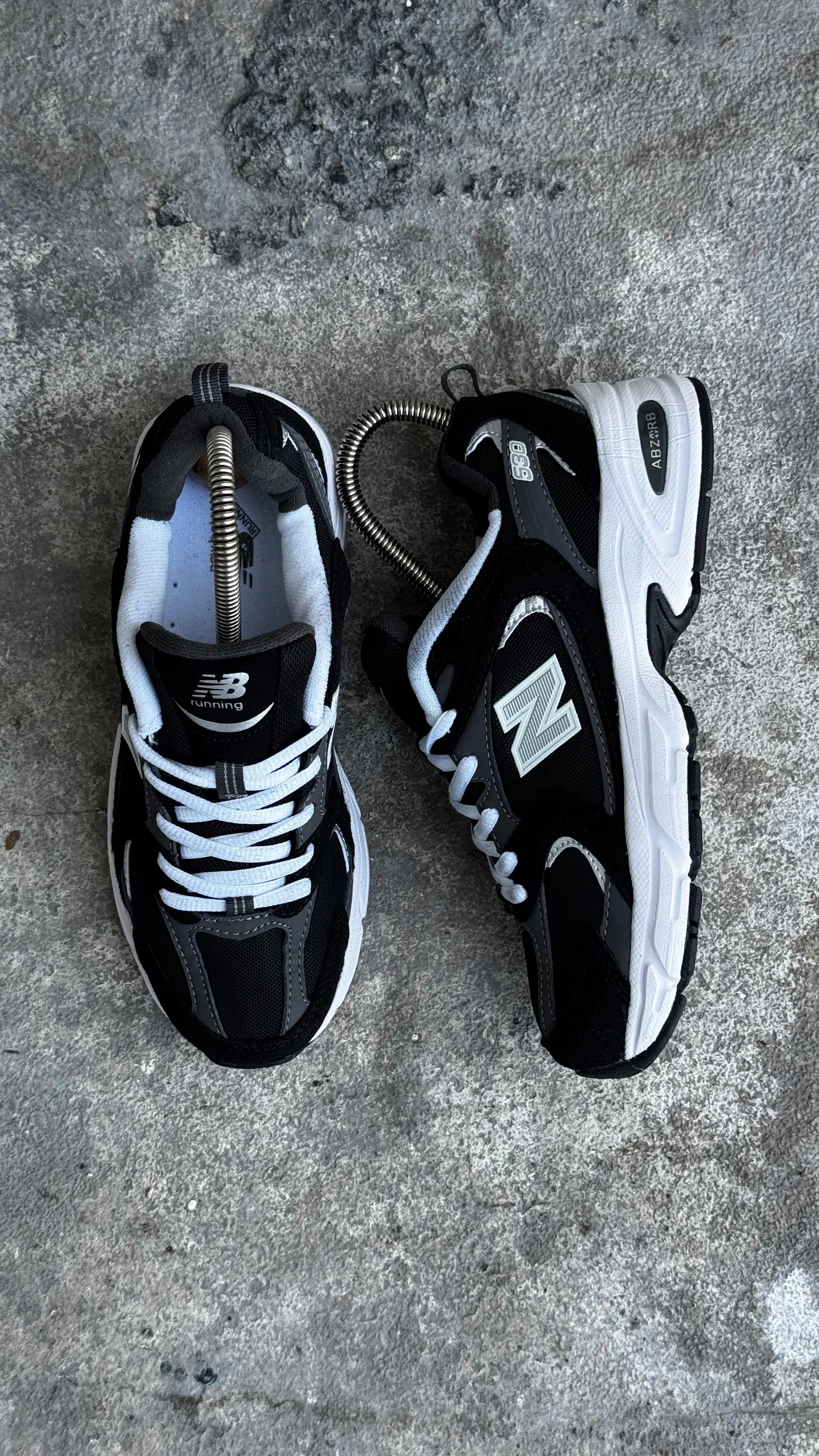 NEW BALANCE 530 NEGRO BLANCO - Image 3