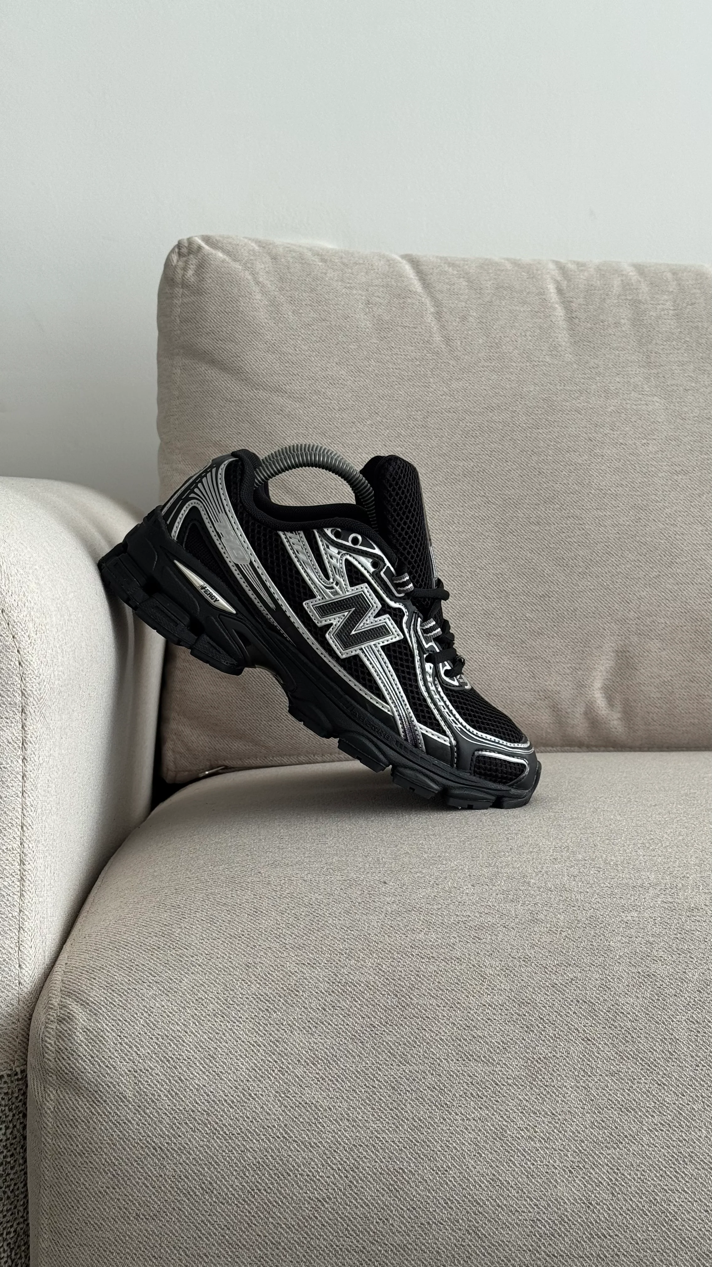 NEW BALANCE 740 NEGRA PLATA - Image 2