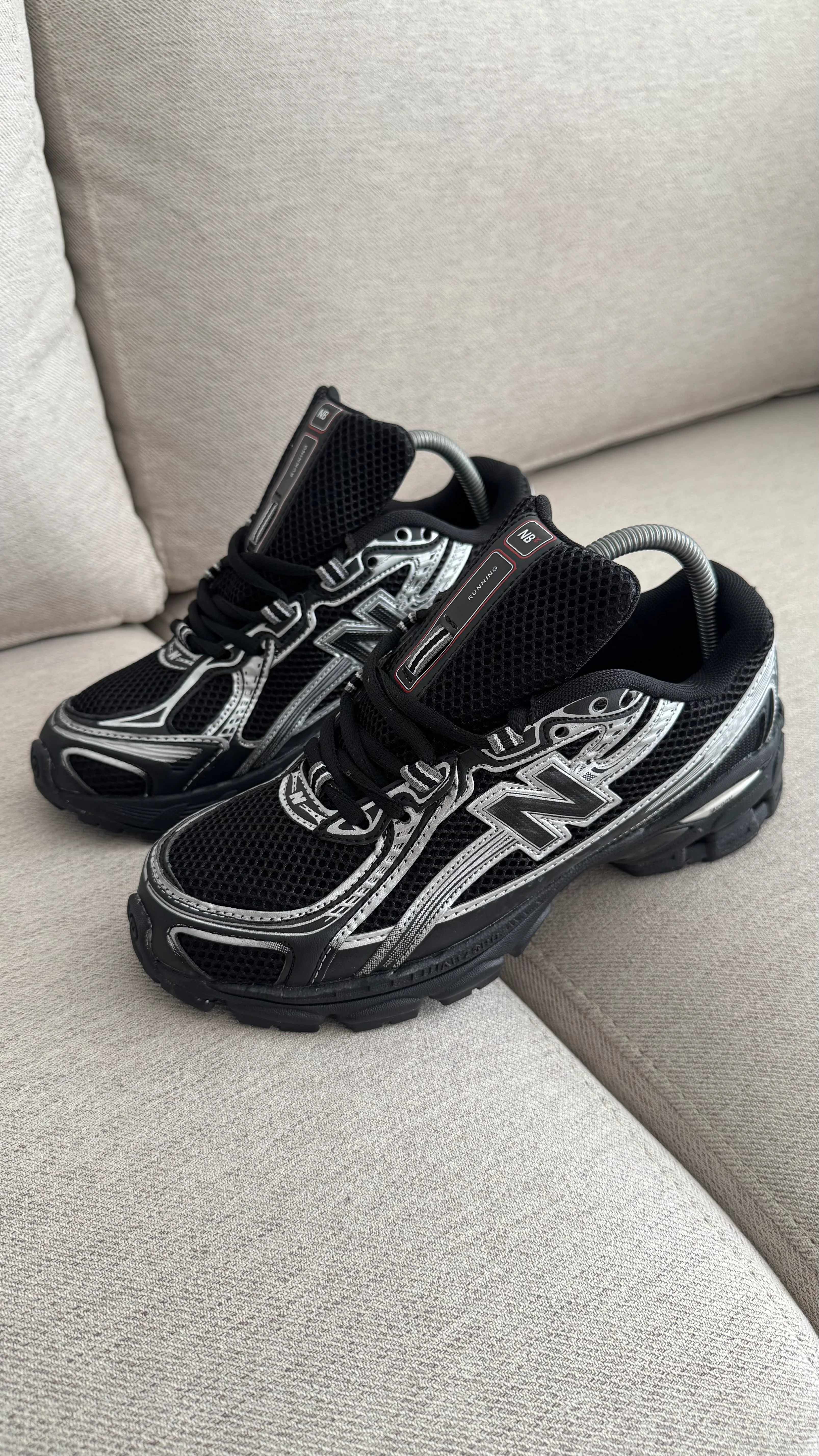 NEW BALANCE 740 NEGRA PLATA - Image 4