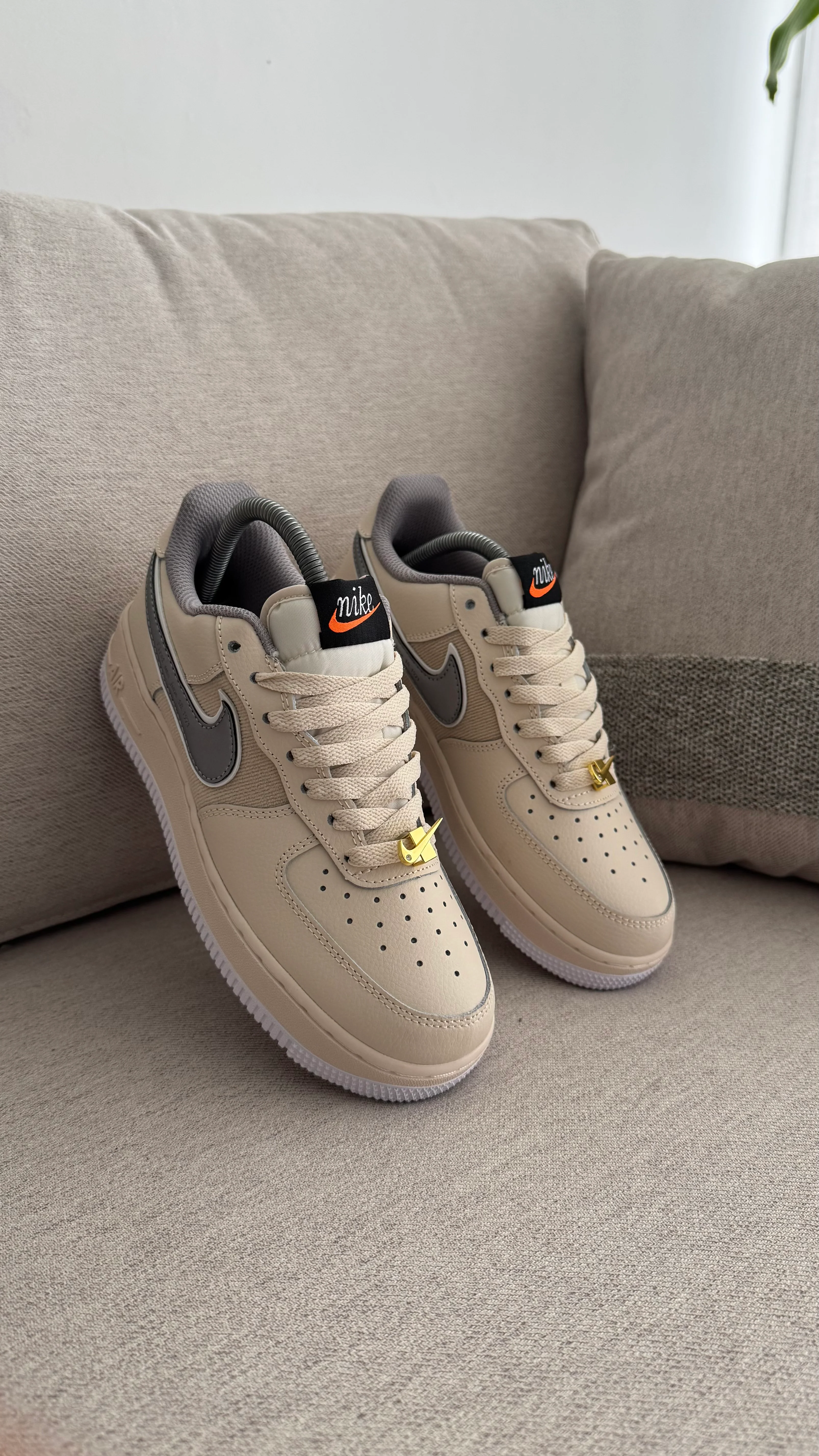 NIKE AF1 BEIGE CHULO GRIS - Image 3
