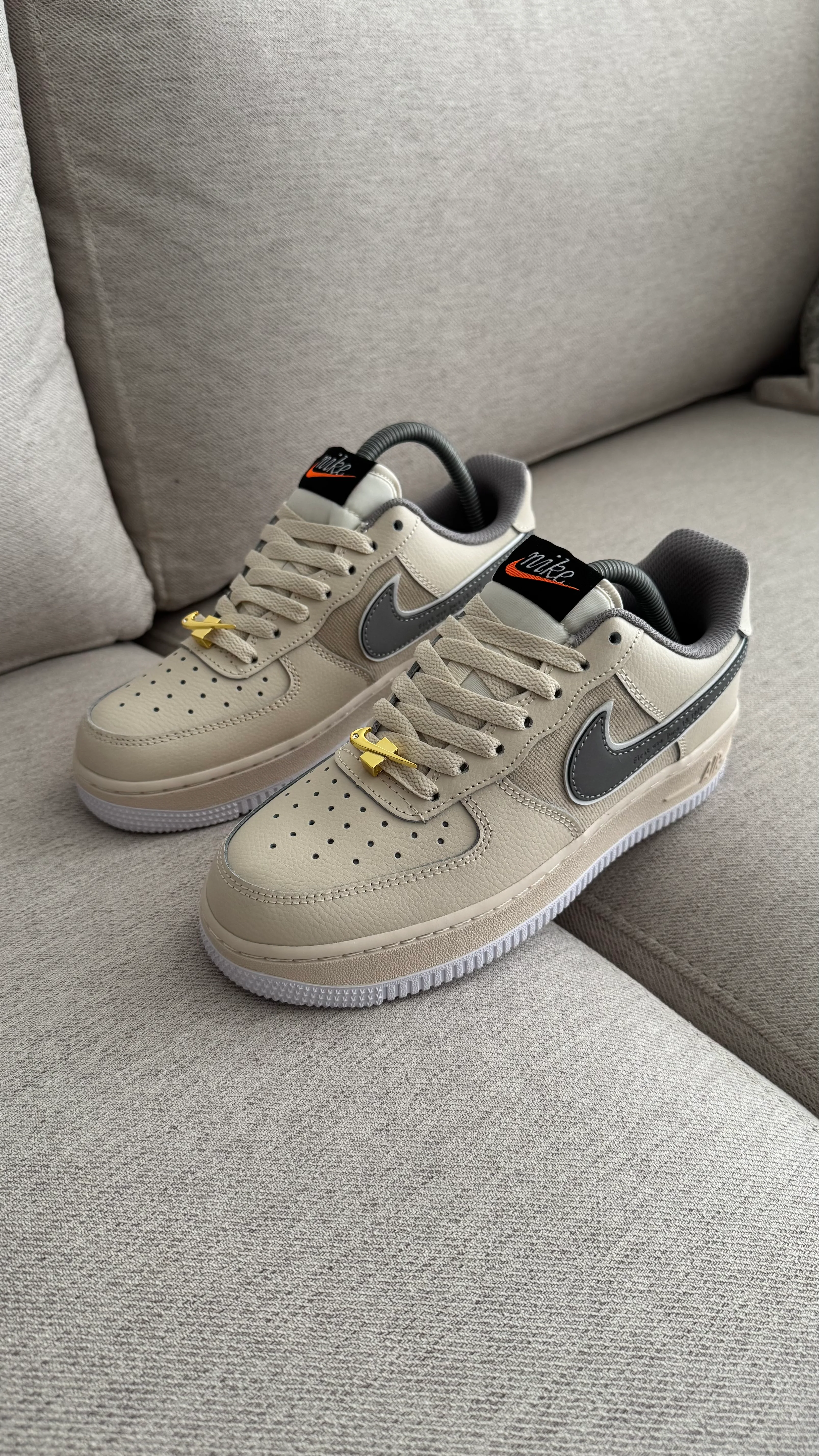 NIKE AF1 BEIGE CHULO GRIS - Image 4