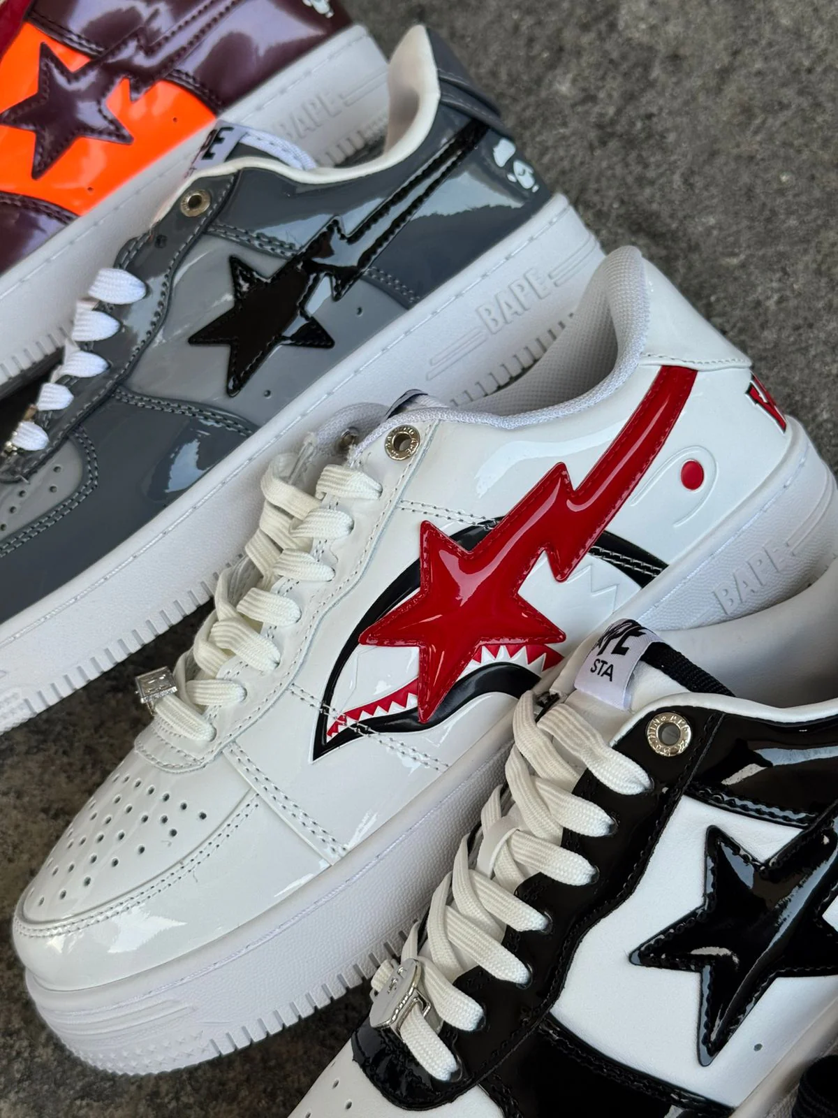 NIKE BAPE BLANCO ROJO - Image 2