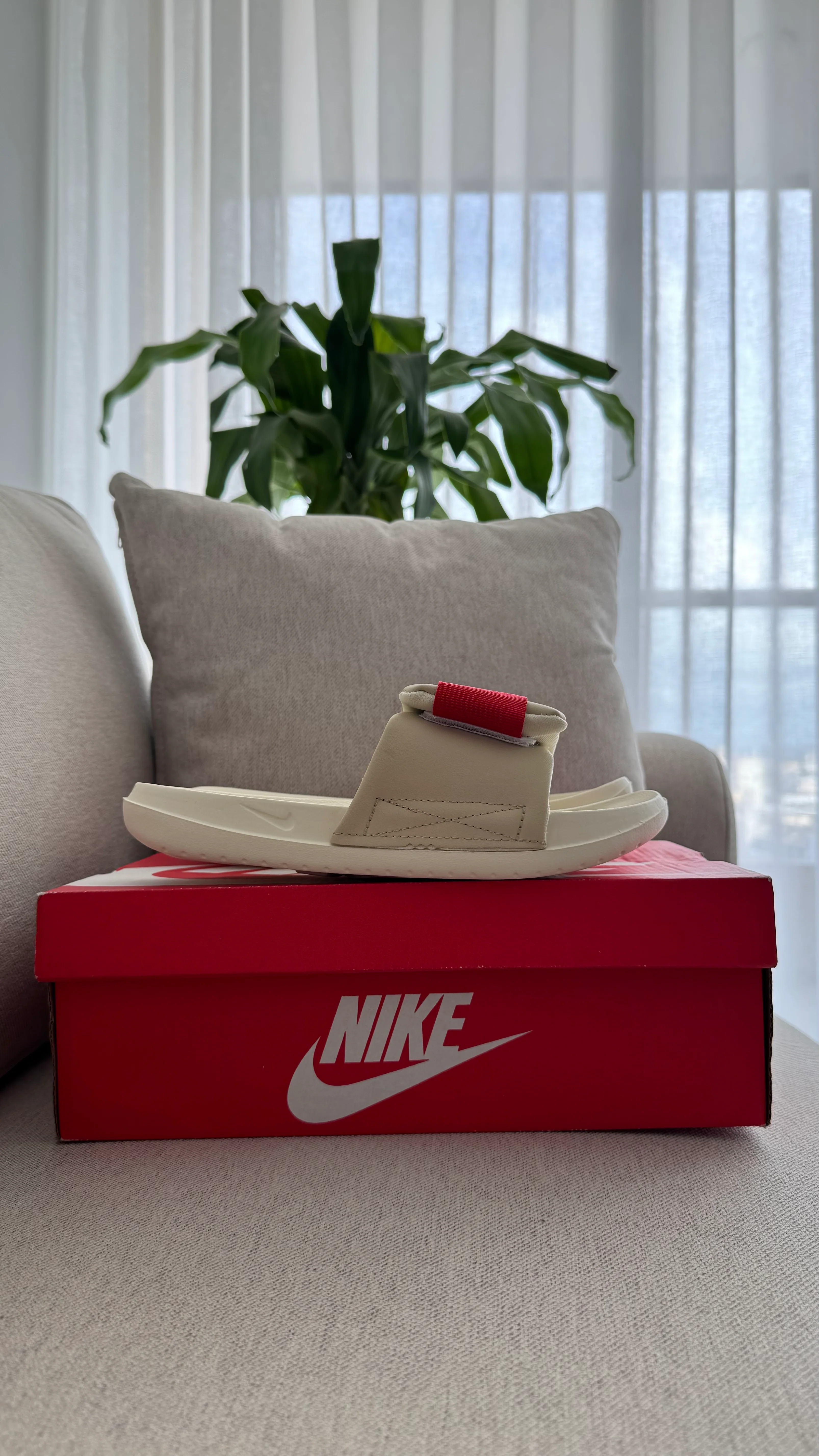 NIKE CHANCLA PANTUFLA BEIGE - Image 5