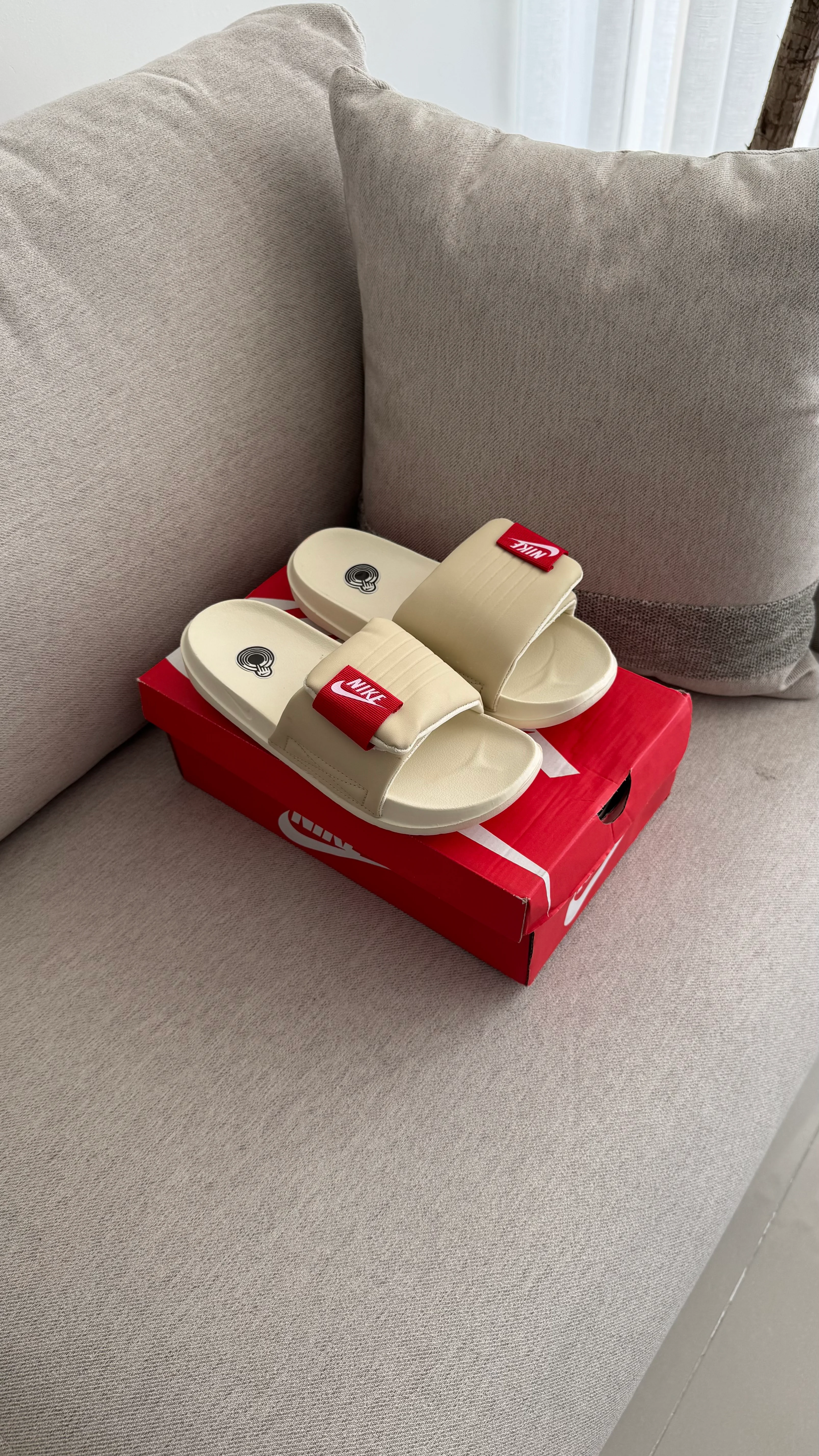 NIKE CHANCLA PANTUFLA BEIGE - Image 7