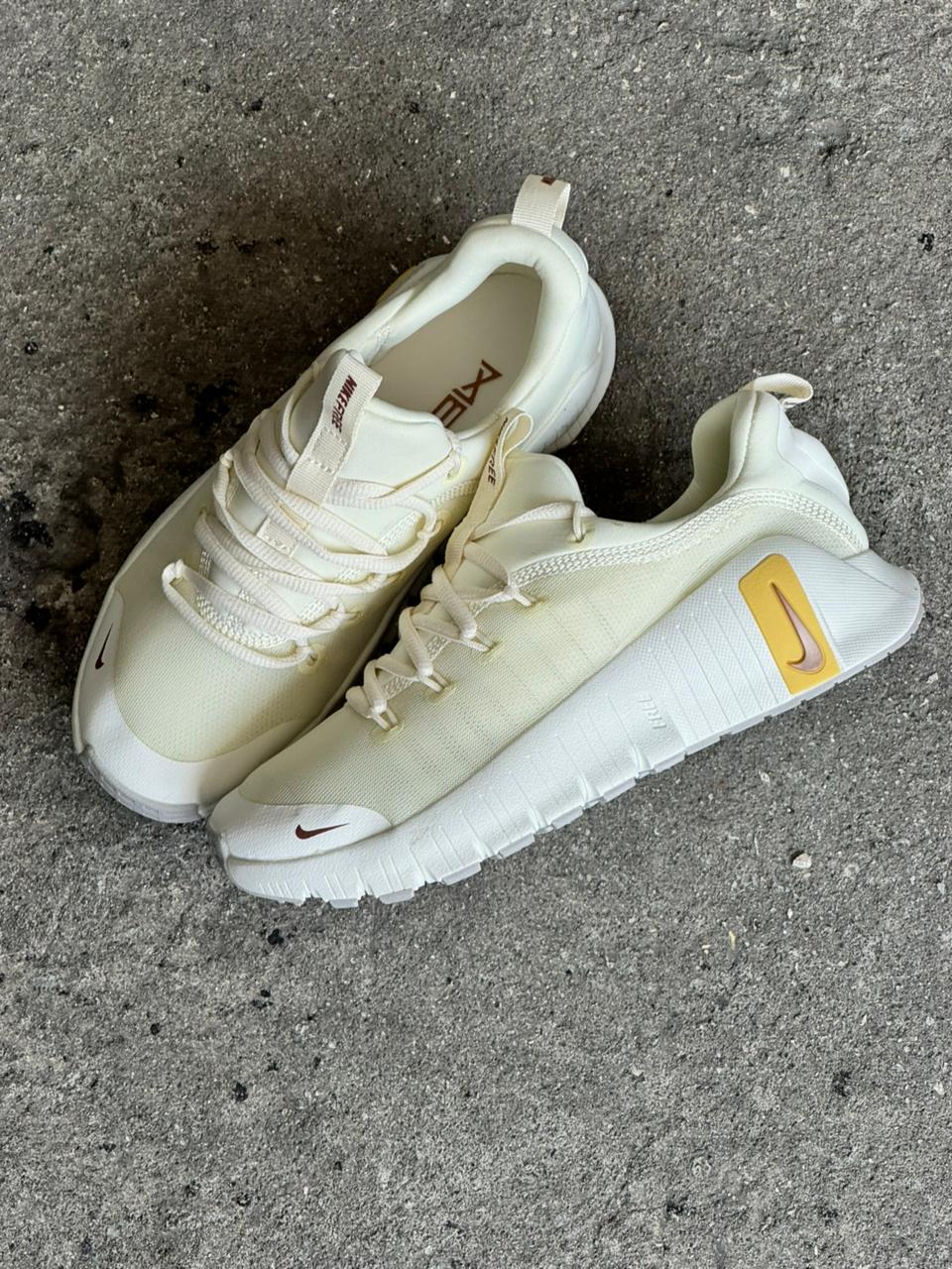 NIKE FREECOM BEIGE DORADO - Image 2