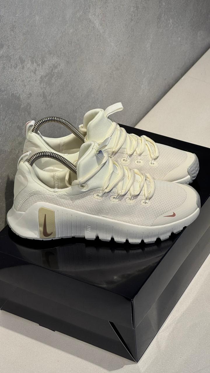 NIKE FREECOM BEIGE DORADO - Image 3