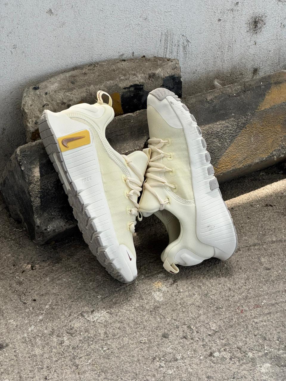 NIKE FREECOM BEIGE DORADO - Image 4