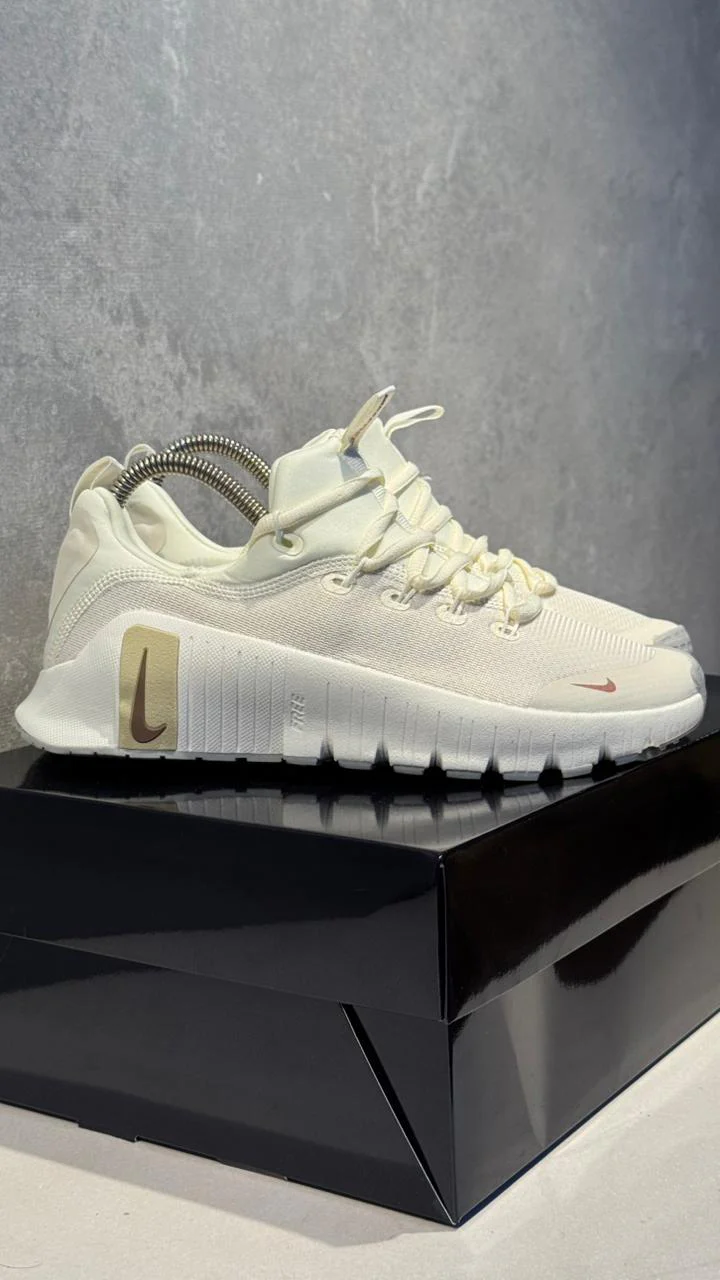 NIKE FREECOM BEIGE DORADO - Image 5
