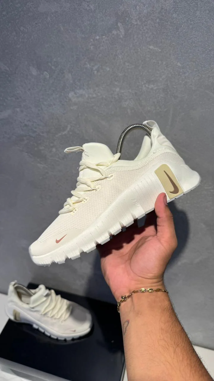 NIKE FREECOM BEIGE DORADO - Image 6