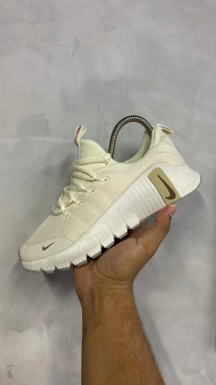 NIKE FREECOM BEIGE DORADO - Image 7
